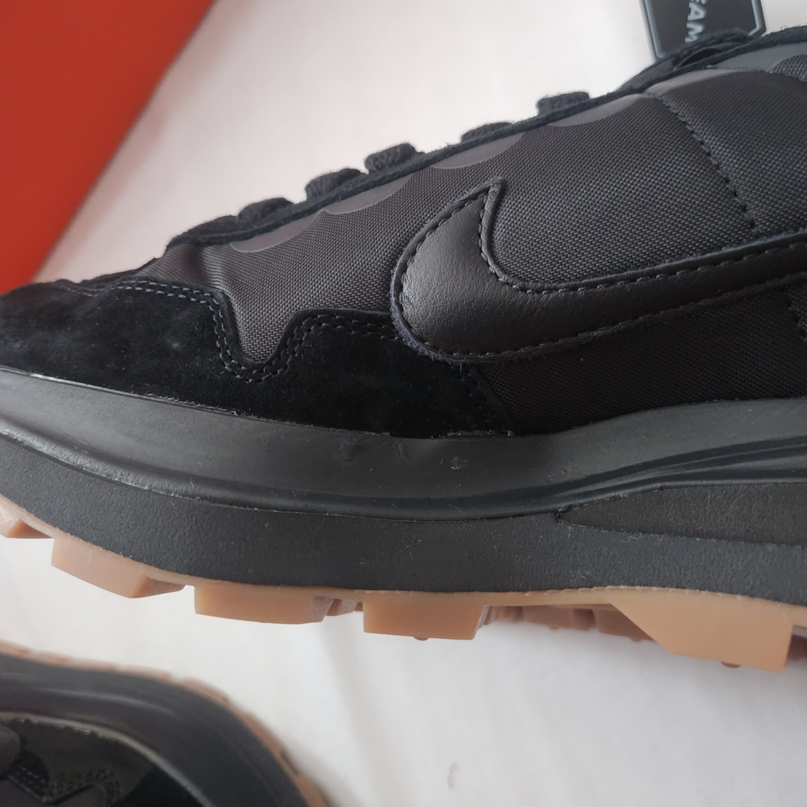 Nike x Sacai VaporWaffle Black and Gum 착용 스타일 - 2