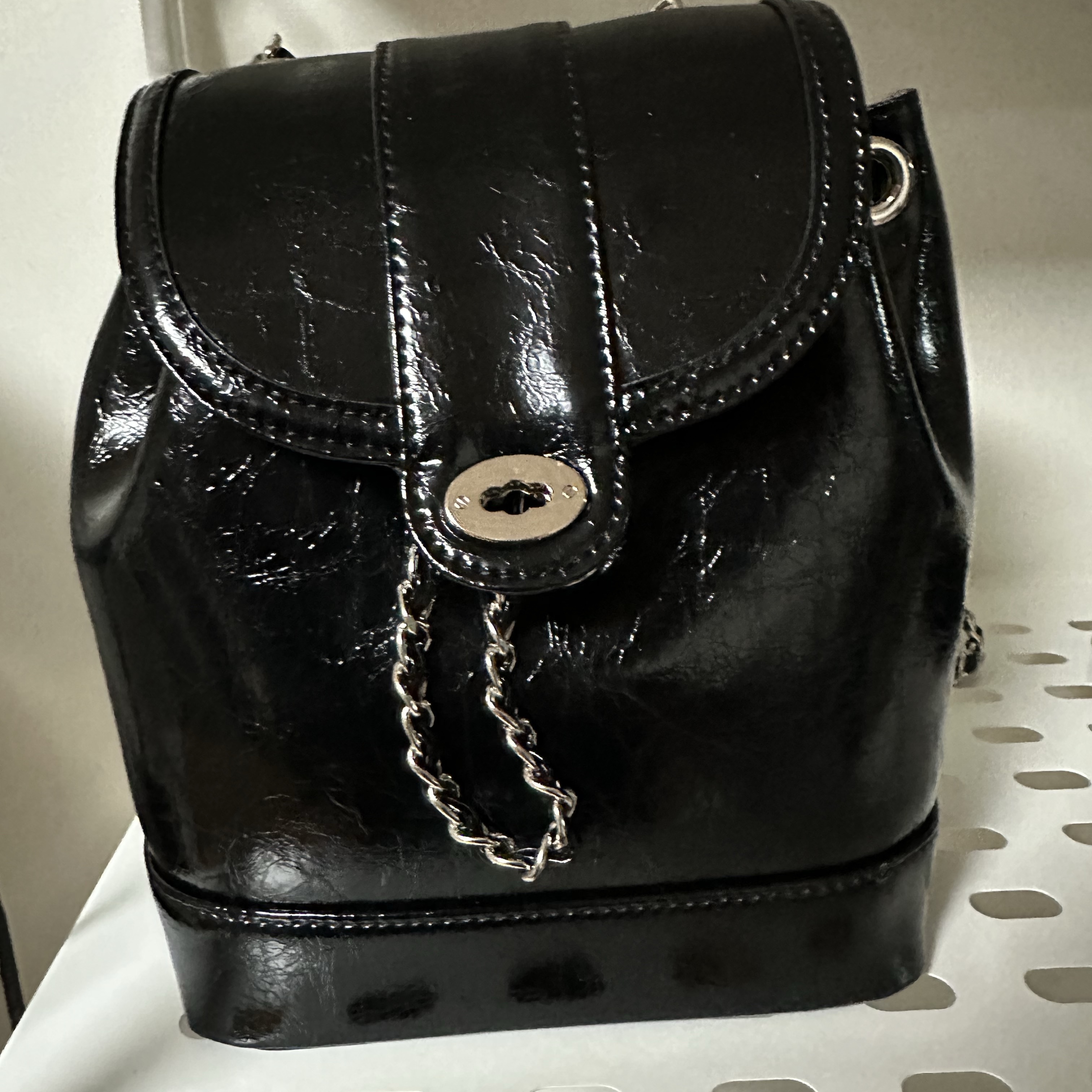 Cardinal Red Hawoo-A Bag Black 착용 스타일