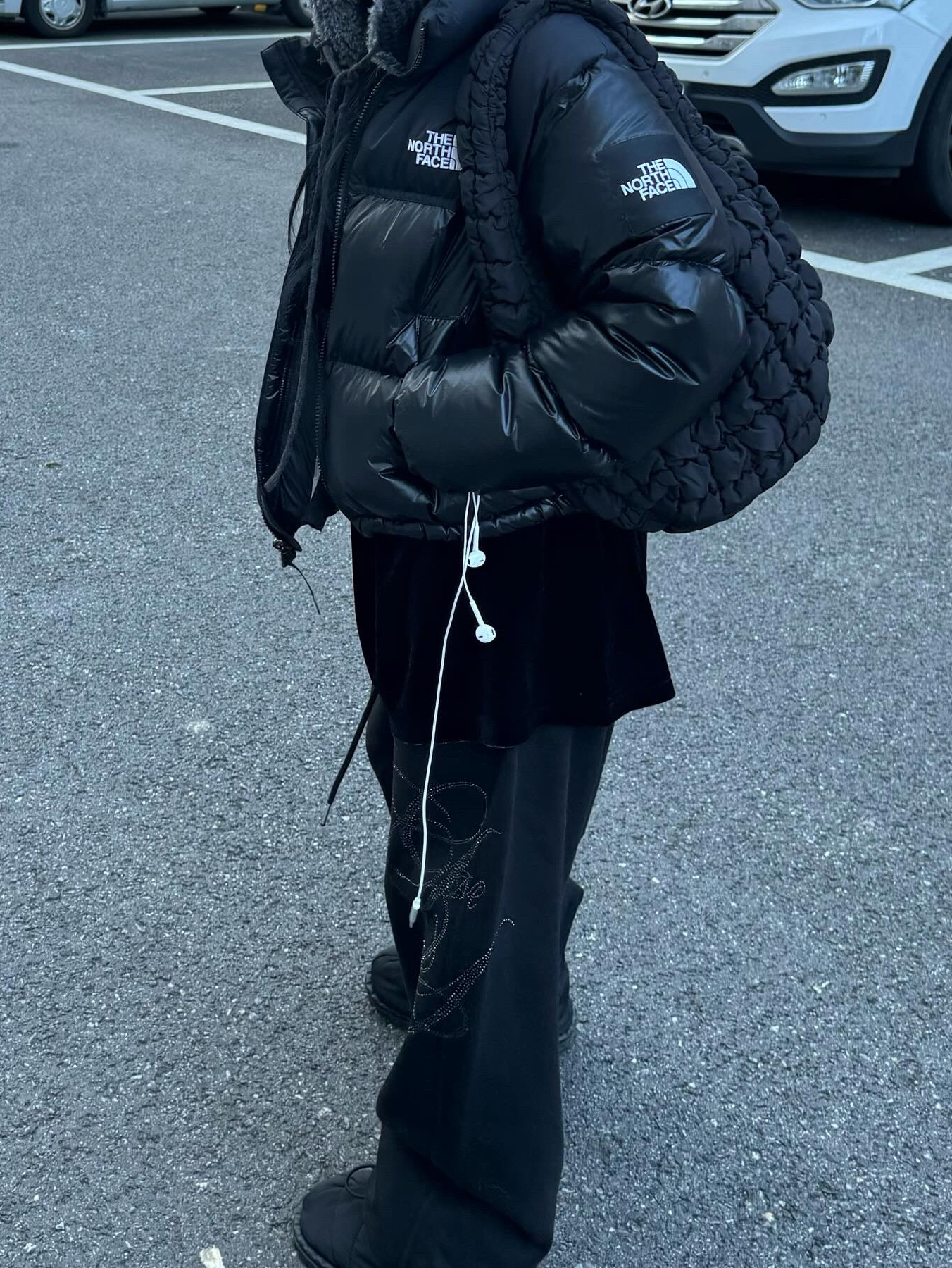COS Quilted Mini Bag Black, (W) The North Face White Label Novelty Nuptse Down Jacket Black 착용 스타일 - 3
