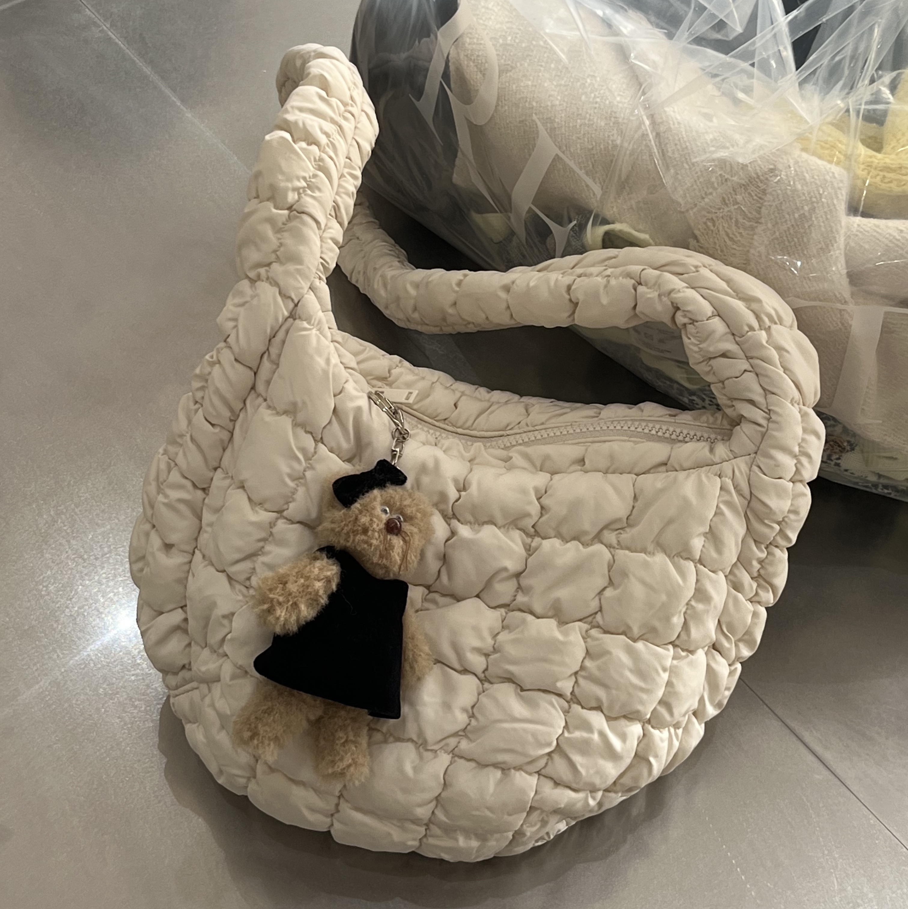 COS Quilted Messenger Bag Beige, (W) Paloma Wool Baby Zip Soft Knitted Cardigan Grey 착용 스타일 - 4
