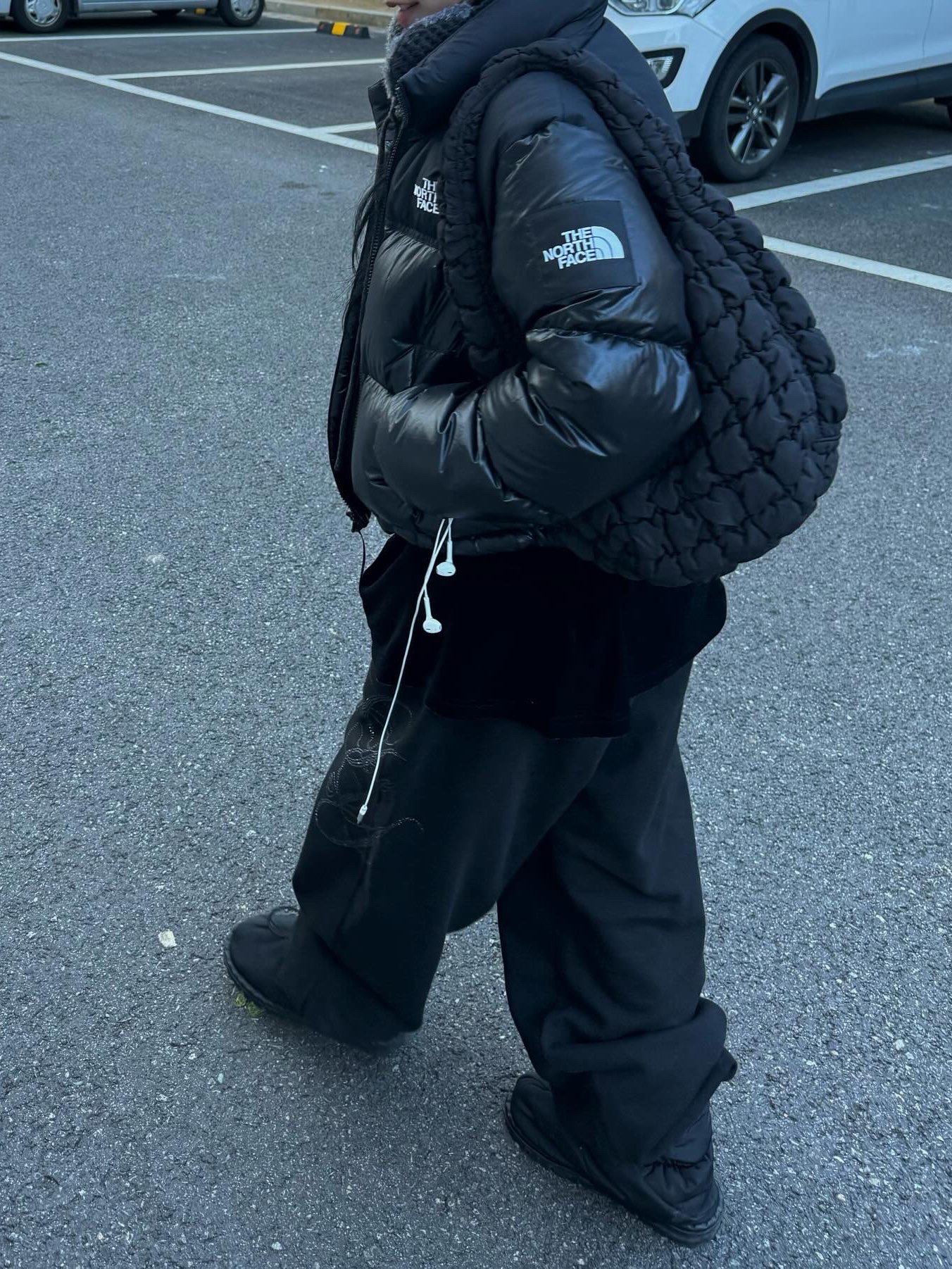 COS Quilted Mini Bag Black, (W) The North Face White Label Novelty Nuptse Down Jacket Black 착용 스타일 - 2