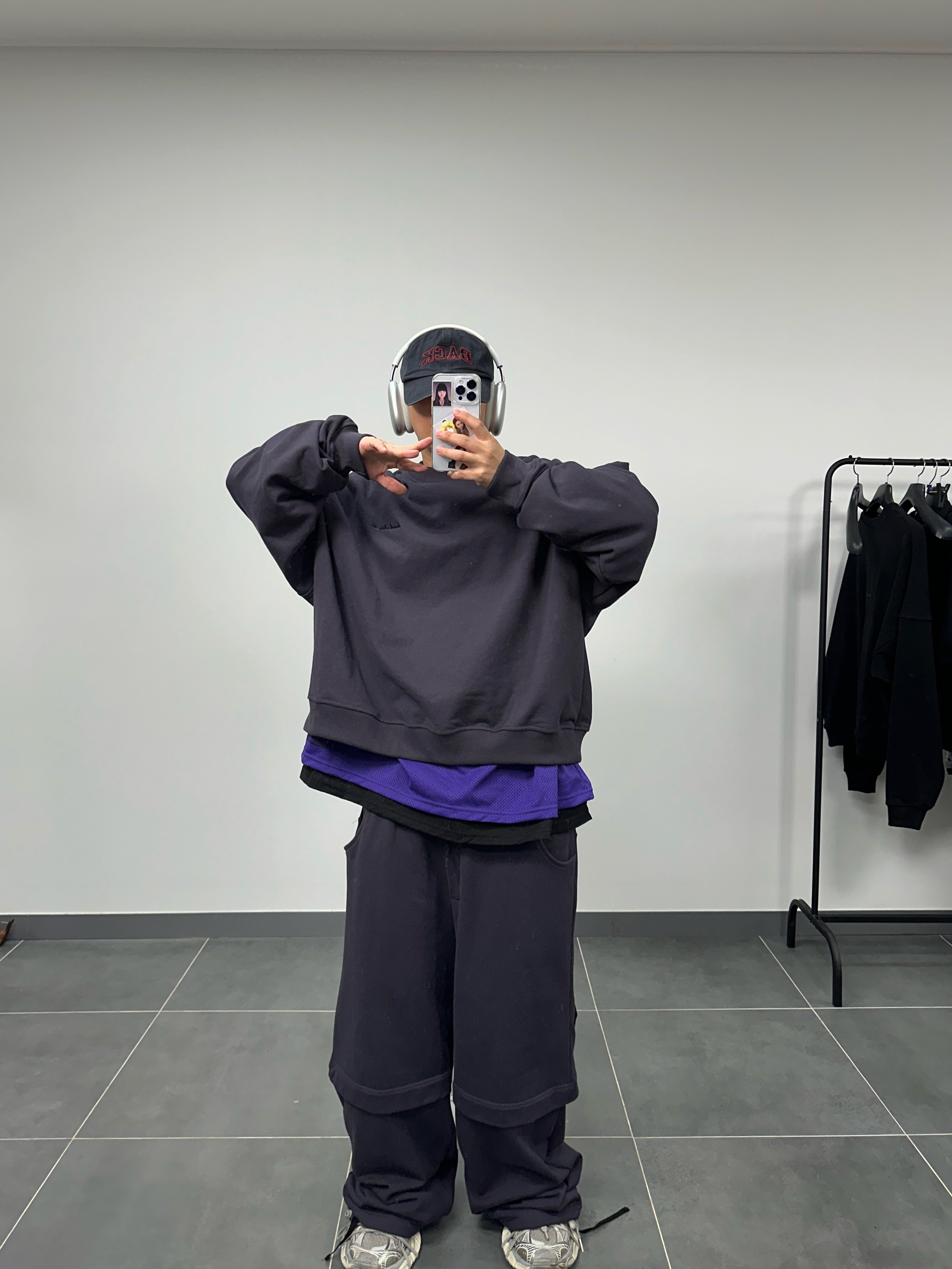 Balenciaga 3XL Sneakers Light Beige, Apple AirPods Max Lightning Silver (Korean Ver.) 착용 스타일 - 4
