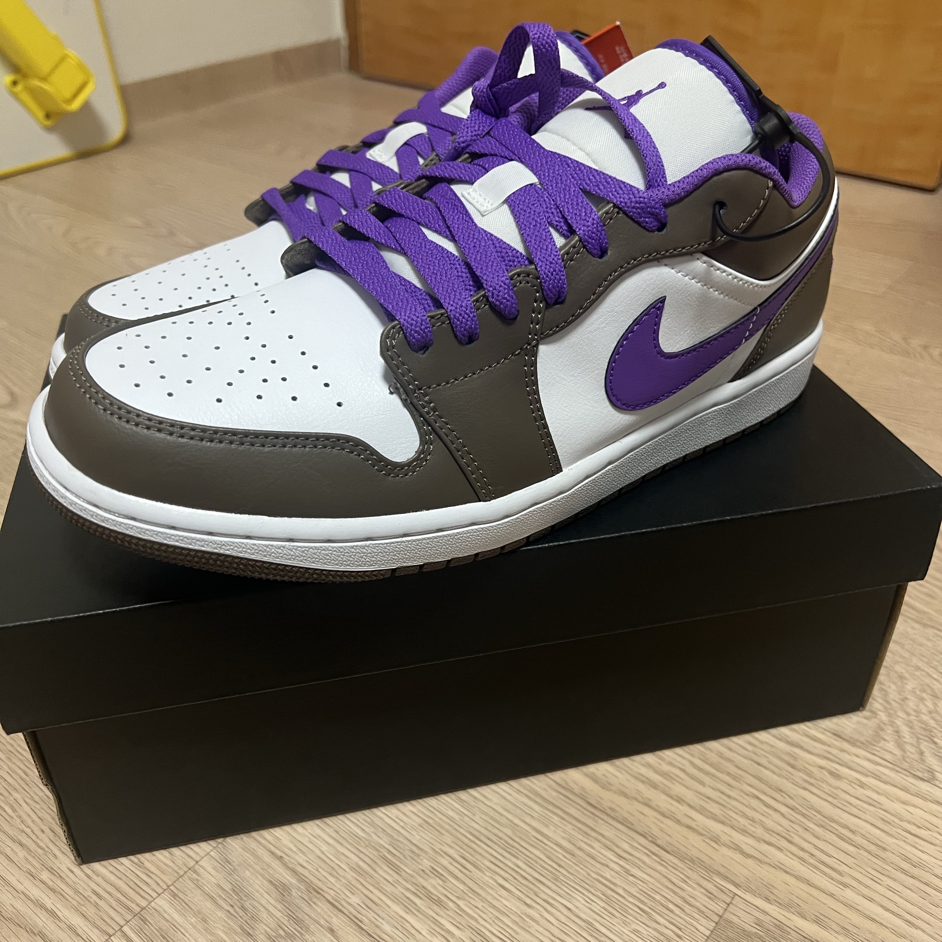 Jordan 1 Low Palomino Wild Berry 착용 스타일 - 2