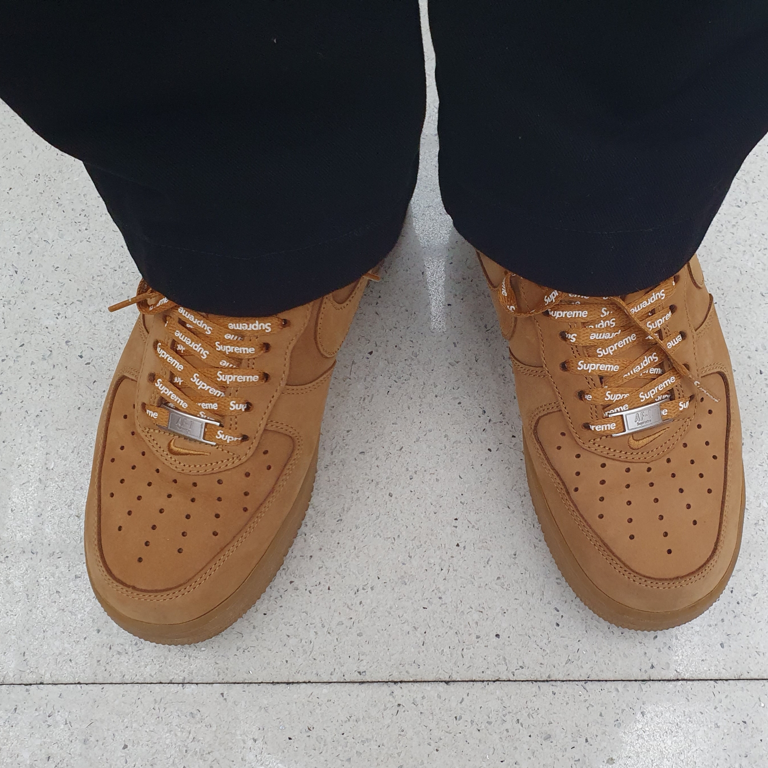 Nike x Supreme Air Force 1 Low Flax 착용 스타일