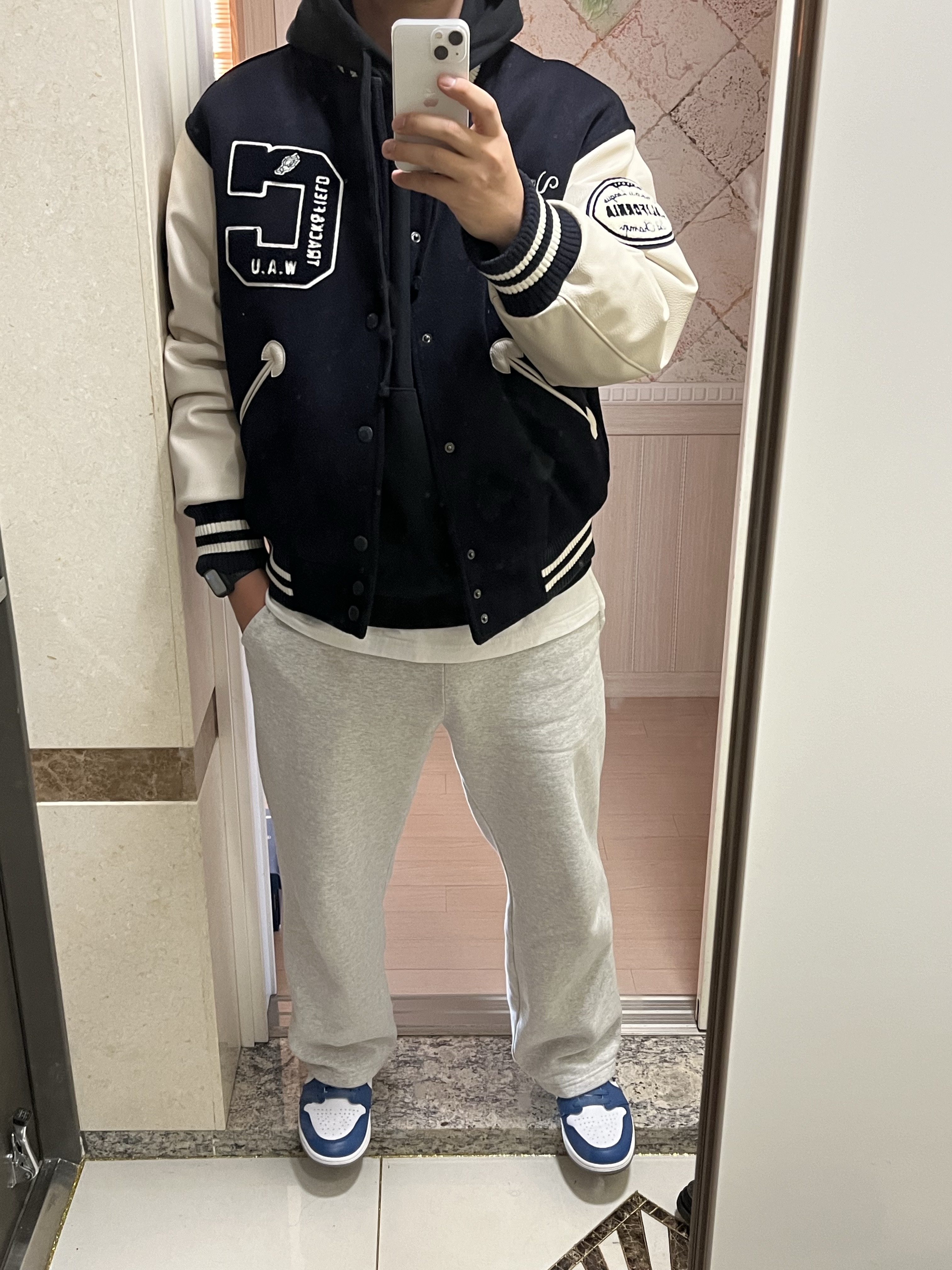 Stussy Basic Stussy Hoodie Black 2023, Jordan 1 Retro High OG True Blue 착용 스타일
