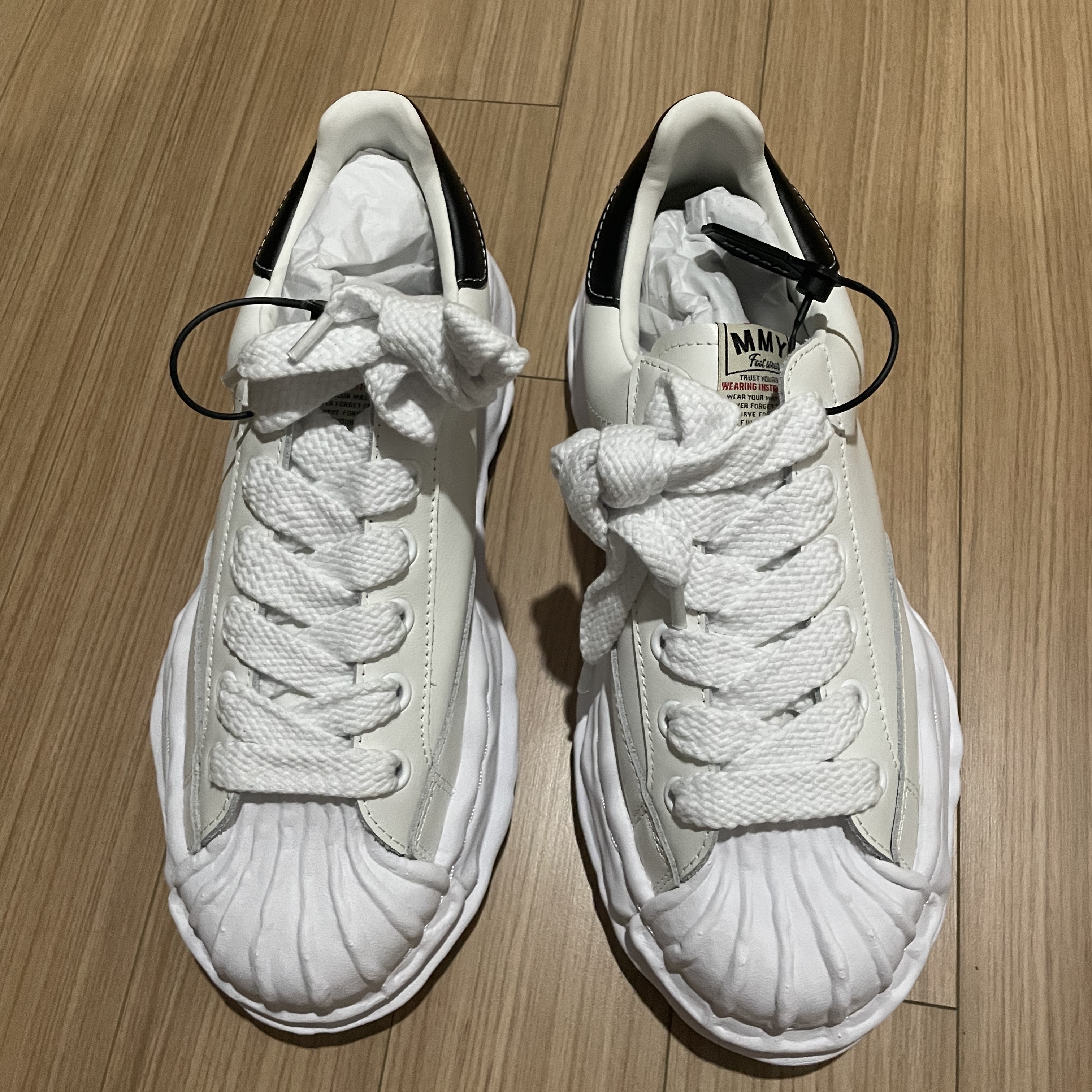 Maison Mihara Yasuhiro Blakey OG Sole Leather Low-top Sneakers White 착용 스타일 - 2
