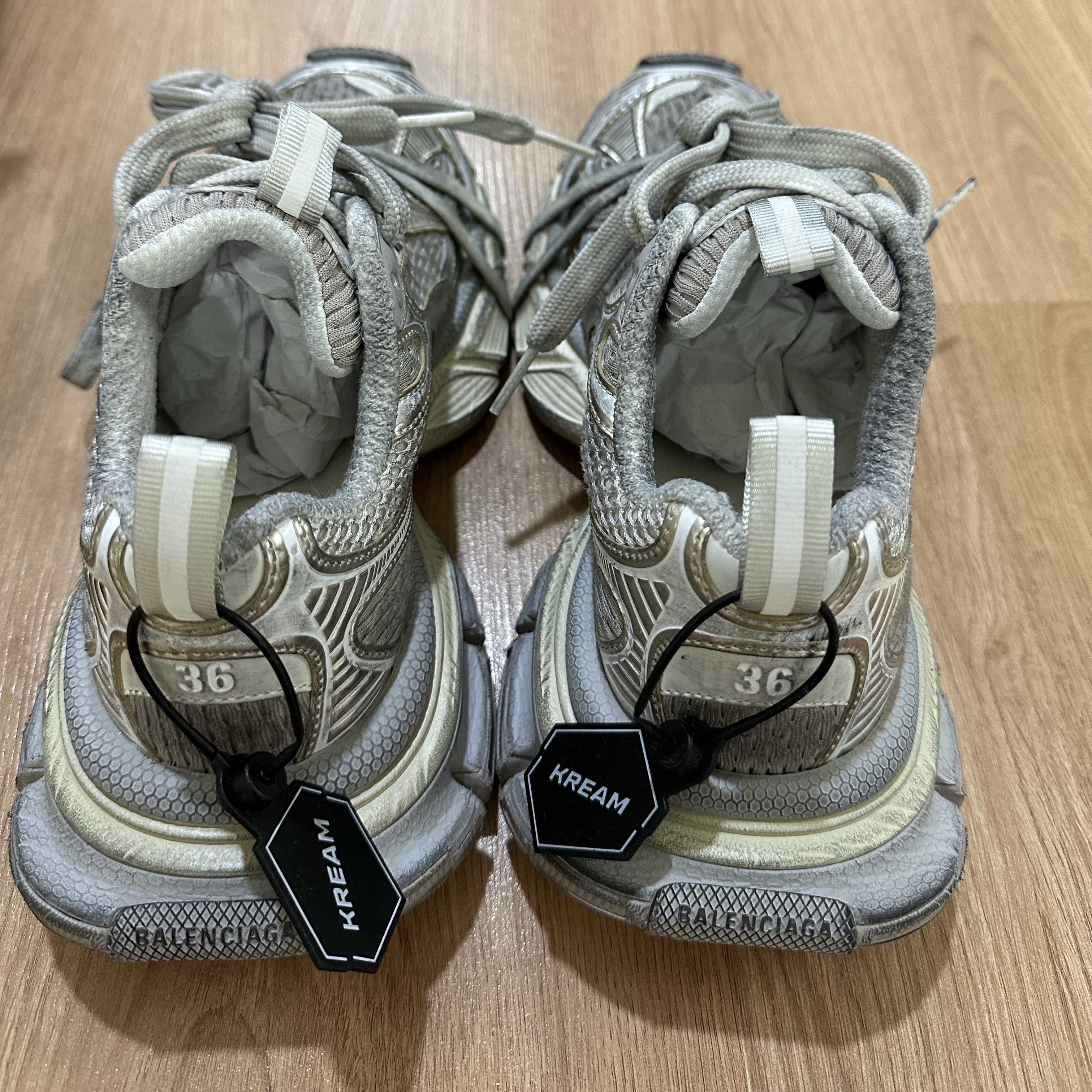 (W) Balenciaga 3XL Sneakers Light Beige 착용 스타일 - 2