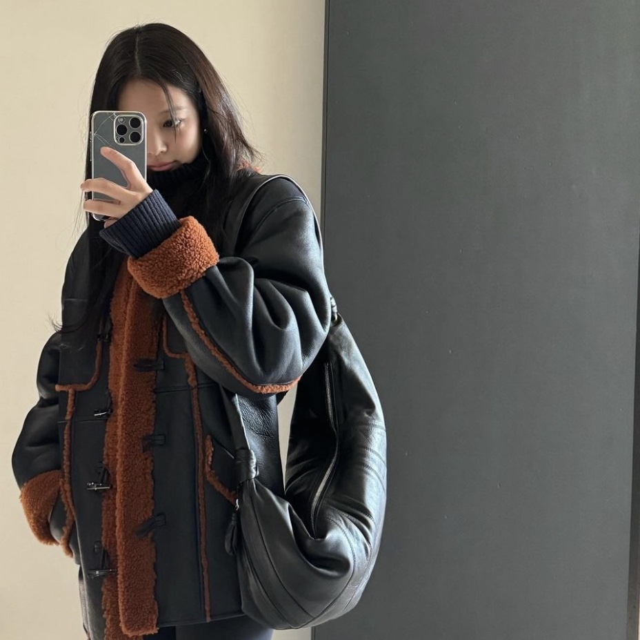 Lemaire Large Croissant Bag Soft Nappa Leather Black, Lemaire Large Croissant Bag Soft Grained Leather Dark Chocolate 착용 스타일 - 1