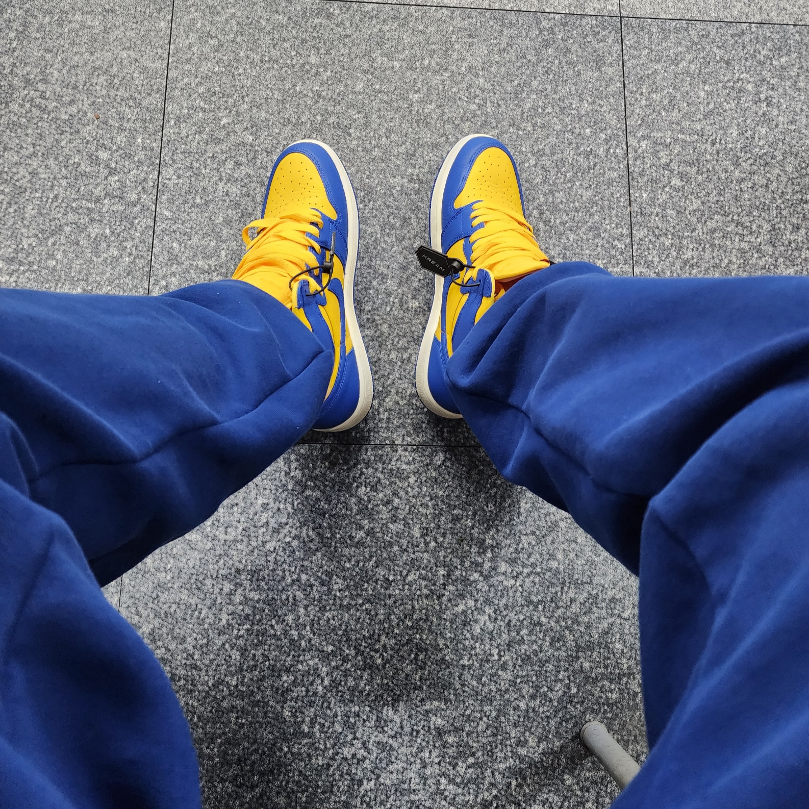 (W) Jordan 1 Retro High OG Game Royal and Varsity Maize 착용 스타일 - 1