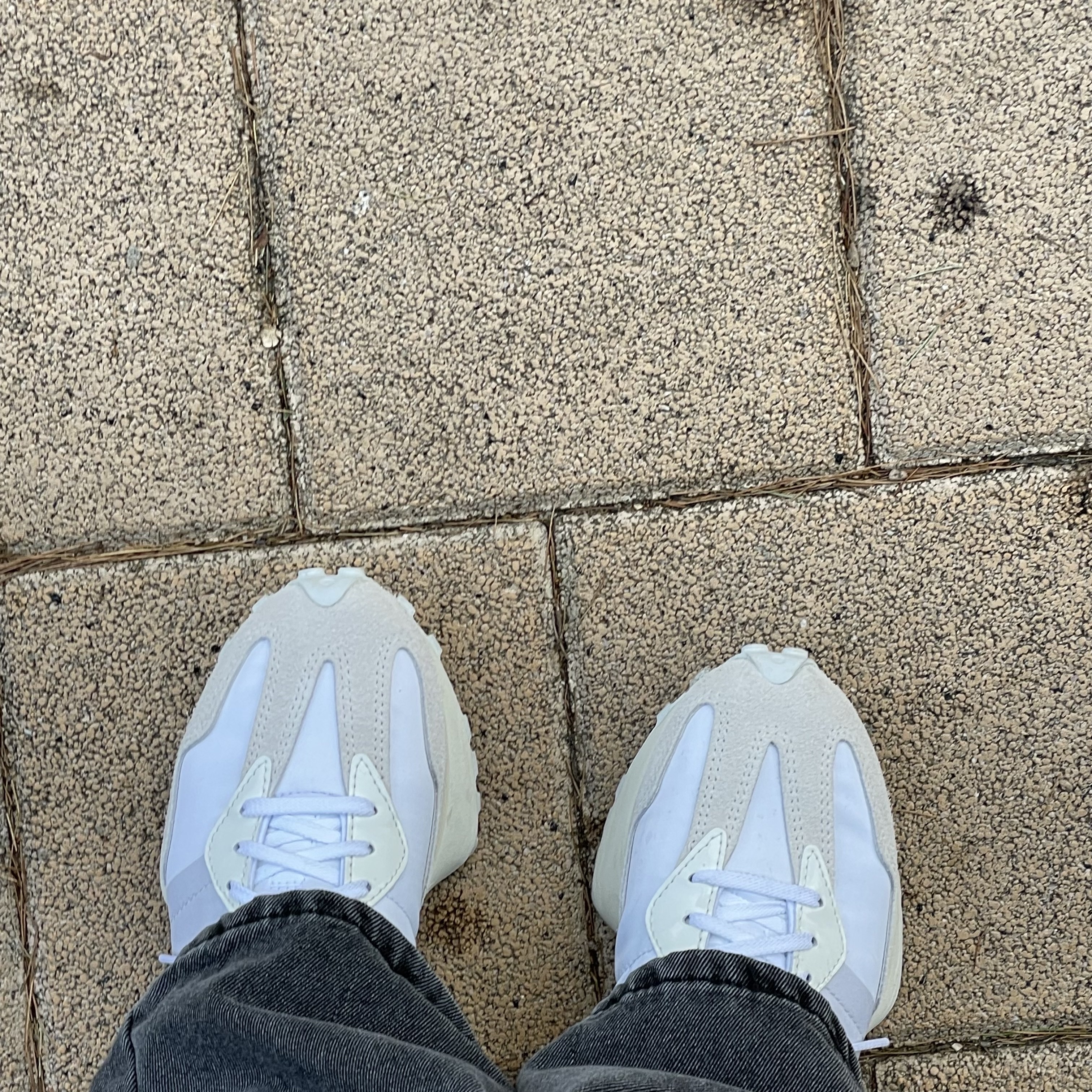(W) New Balance 327 White Moonbeam 착용 스타일
