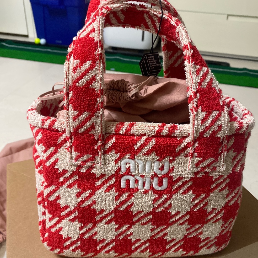 Miu Miu Terry Cloth Handbag Red Ivory 착용 스타일