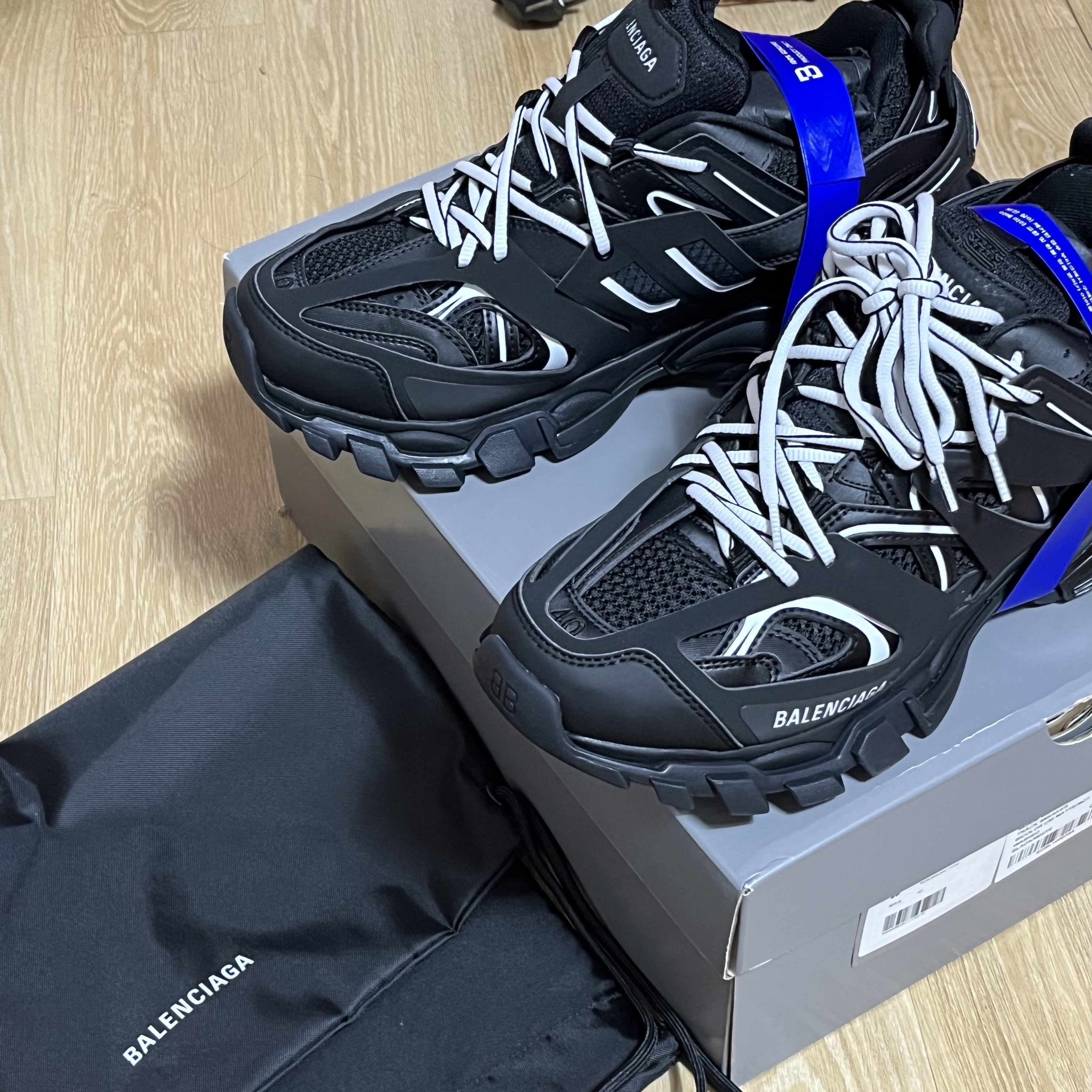 Balenciaga Track Sneakers Black White 착용 스타일 - 3