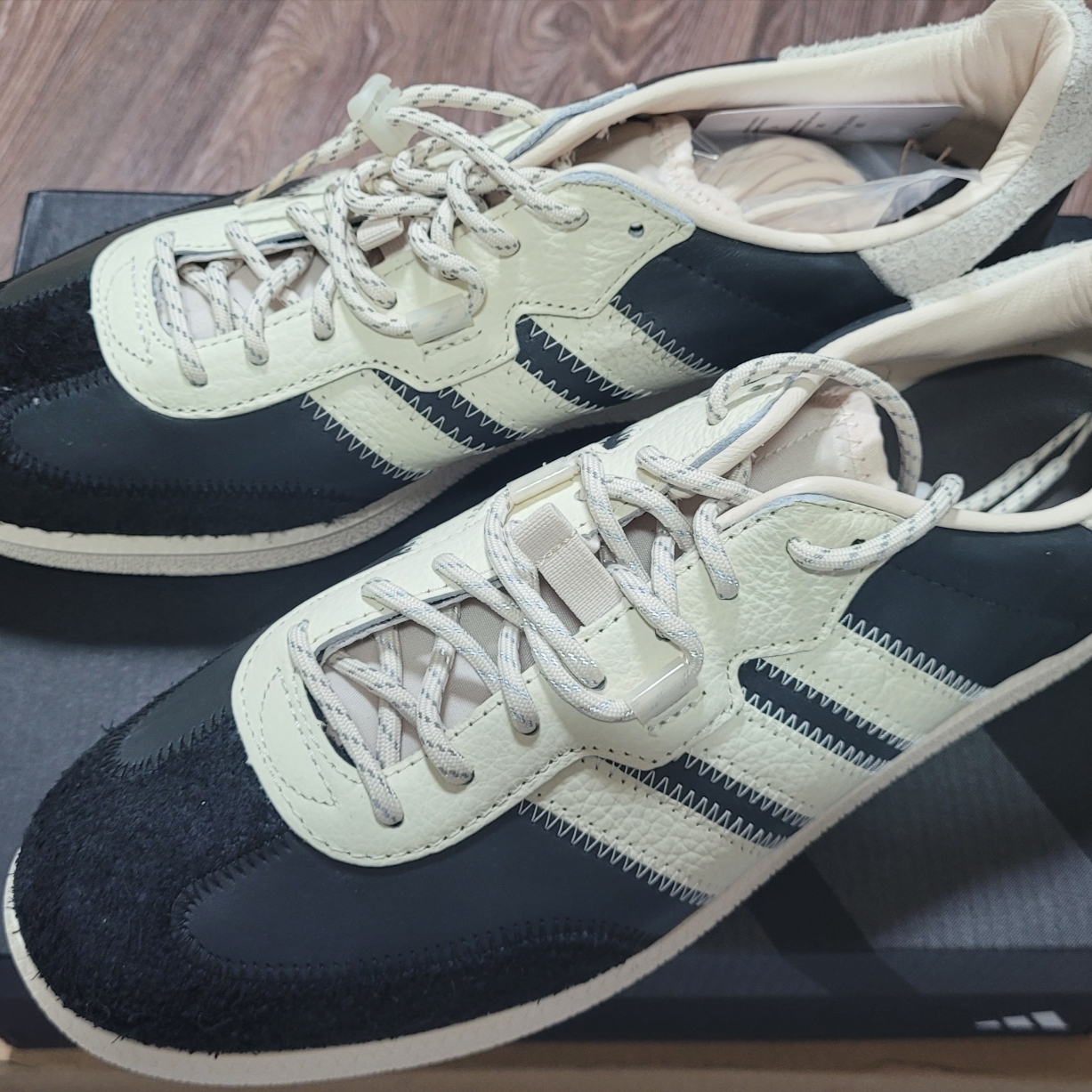 Adidas x Hal Studios Velosamba Core Black Wonder White 착용 스타일 - 4