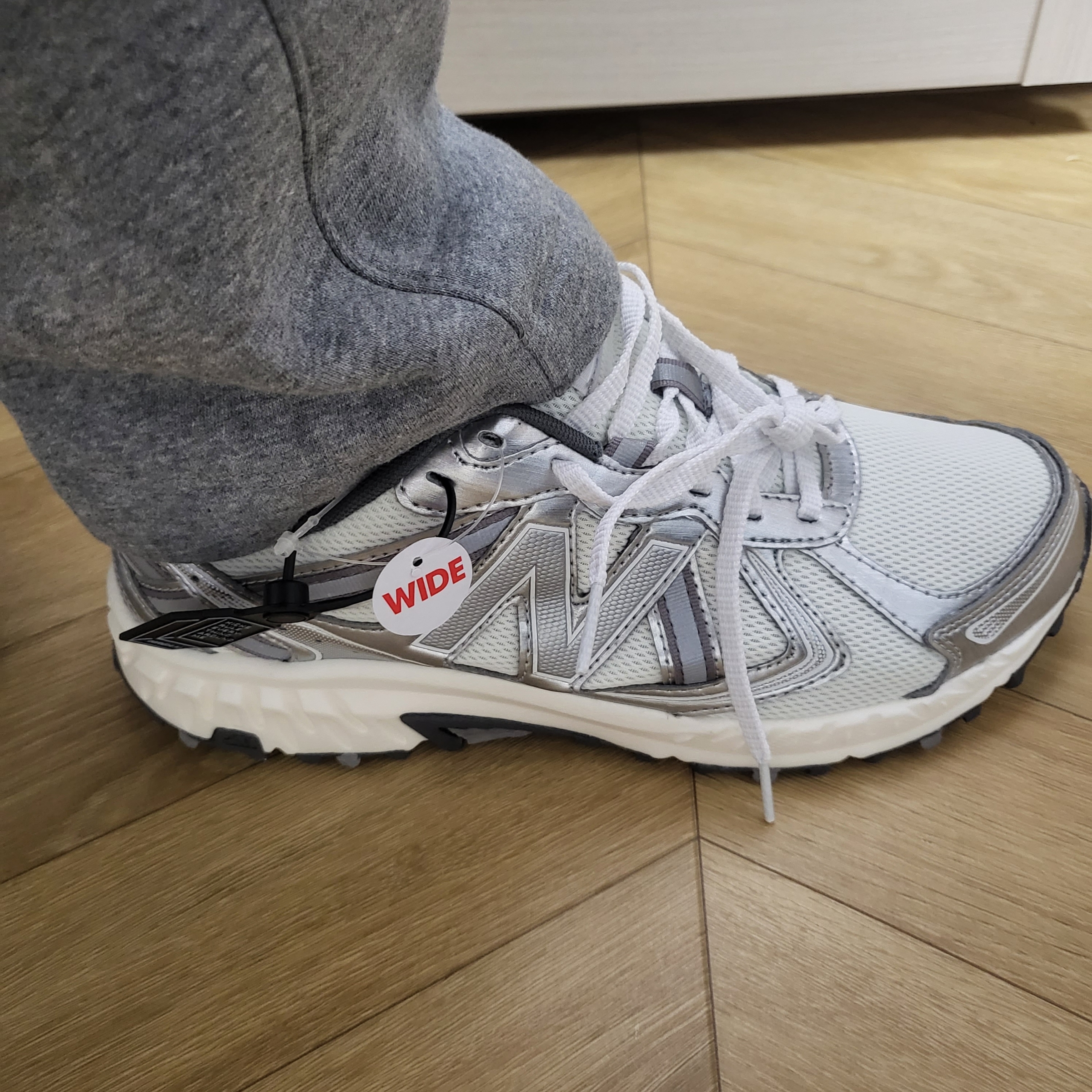 New Balance 410v5 White - 2E Wide 착용 스타일 - 8