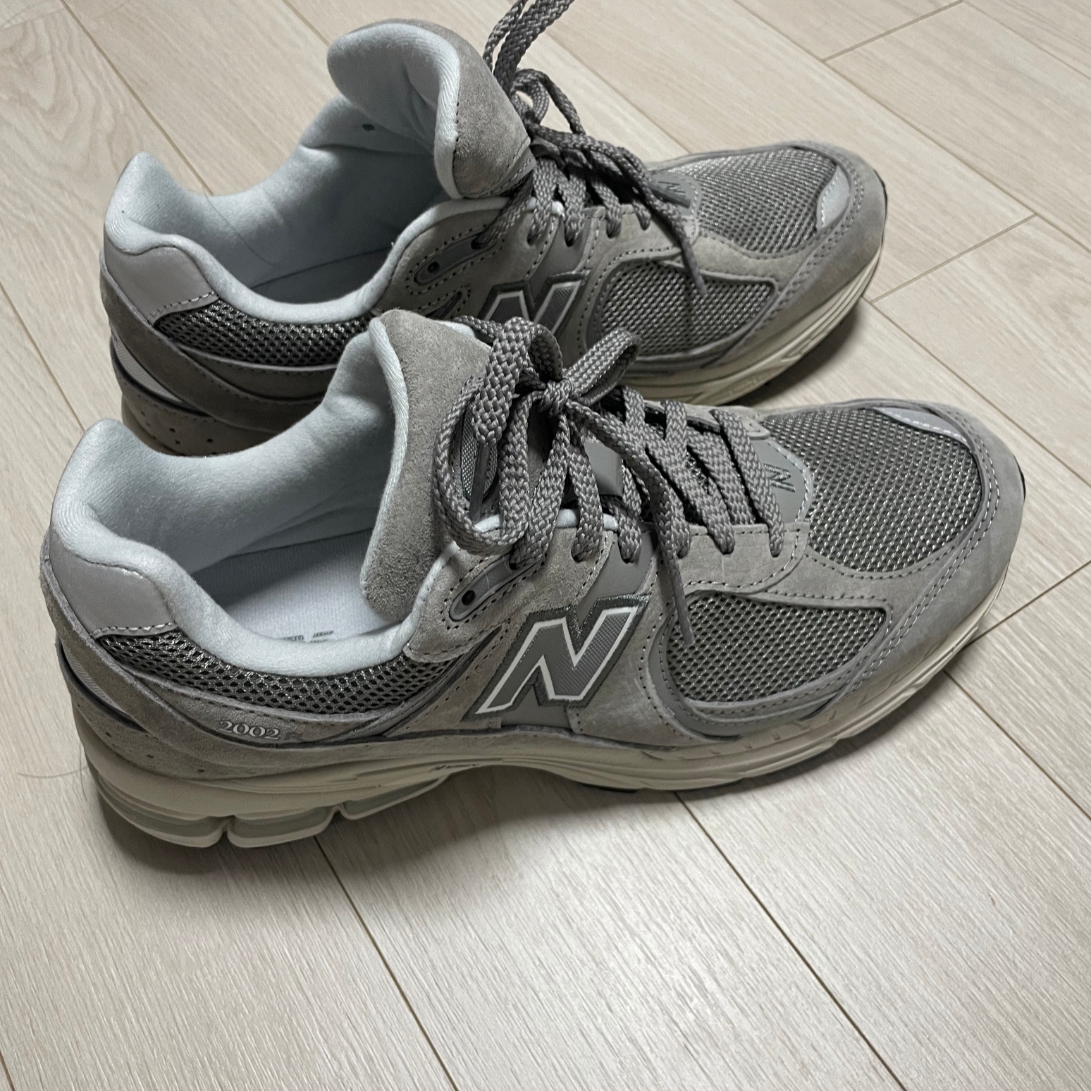 New Balance 2002R Grey 착용 스타일