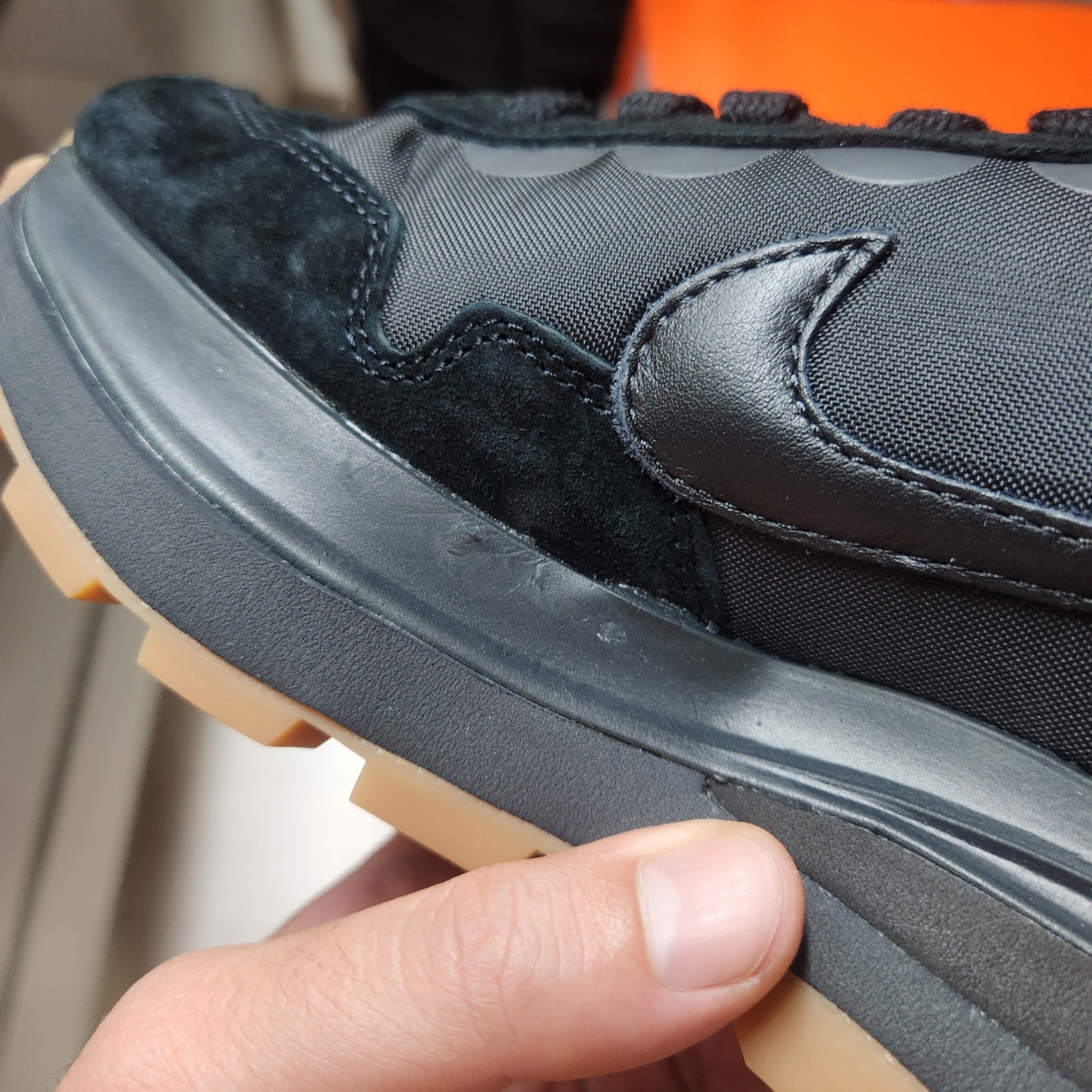Nike x Sacai VaporWaffle Black and Gum 착용 스타일 - 1