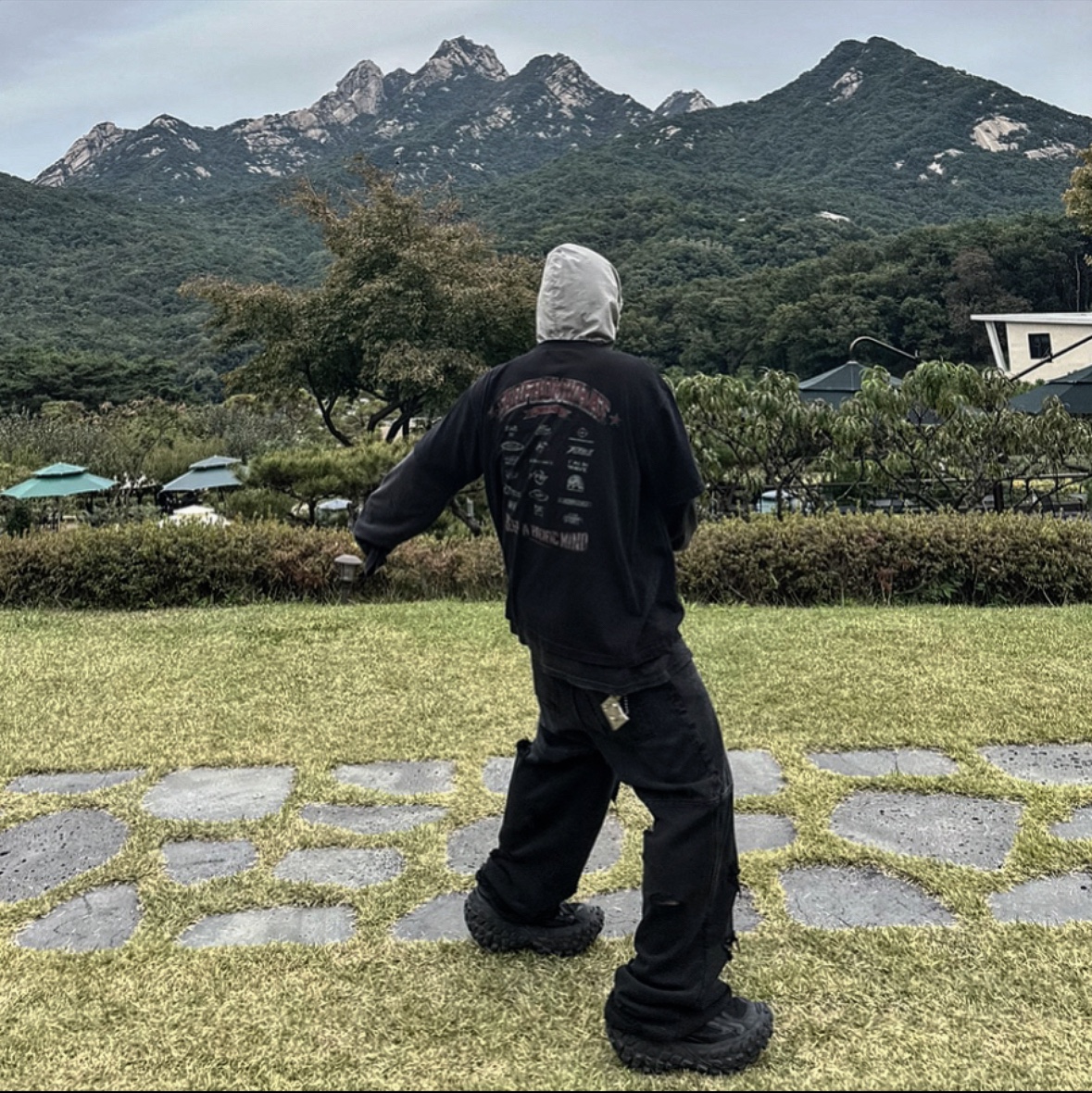 Balenciaga Defender Sneakers Black, Farfromwhat Far Logo T-Shirt Black 착용 스타일 - 2