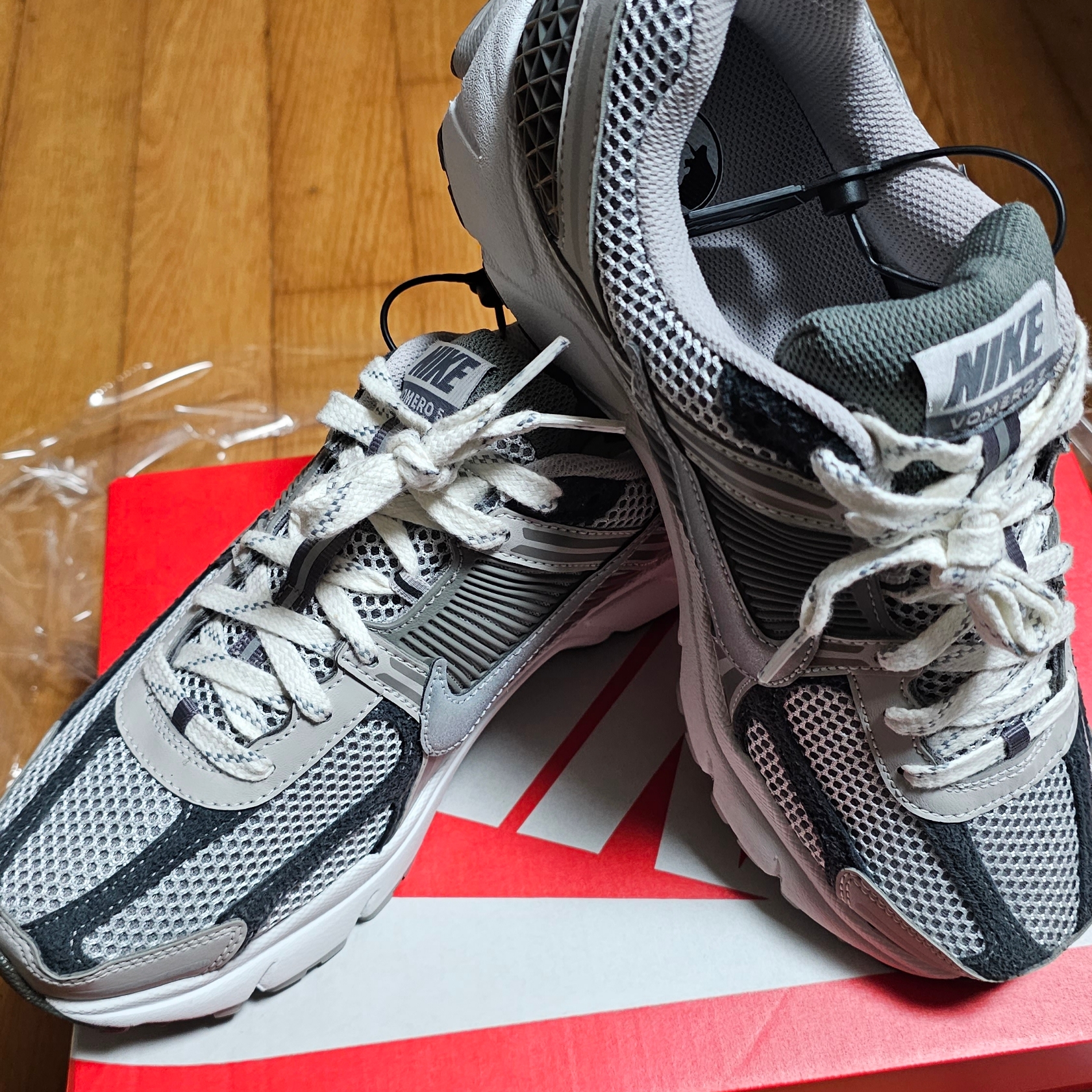 Nike Zoom Vomero 5 PRM Light Iron Ore and Flat Fewter 착용 스타일
