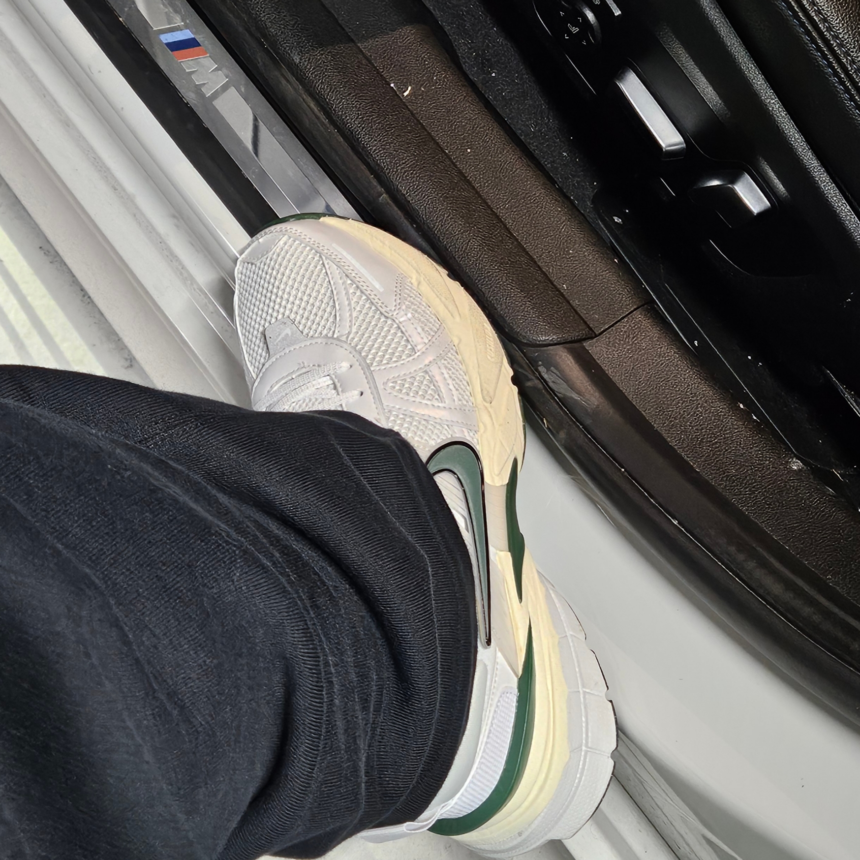 Nike V2K Run White Fir 착용 스타일