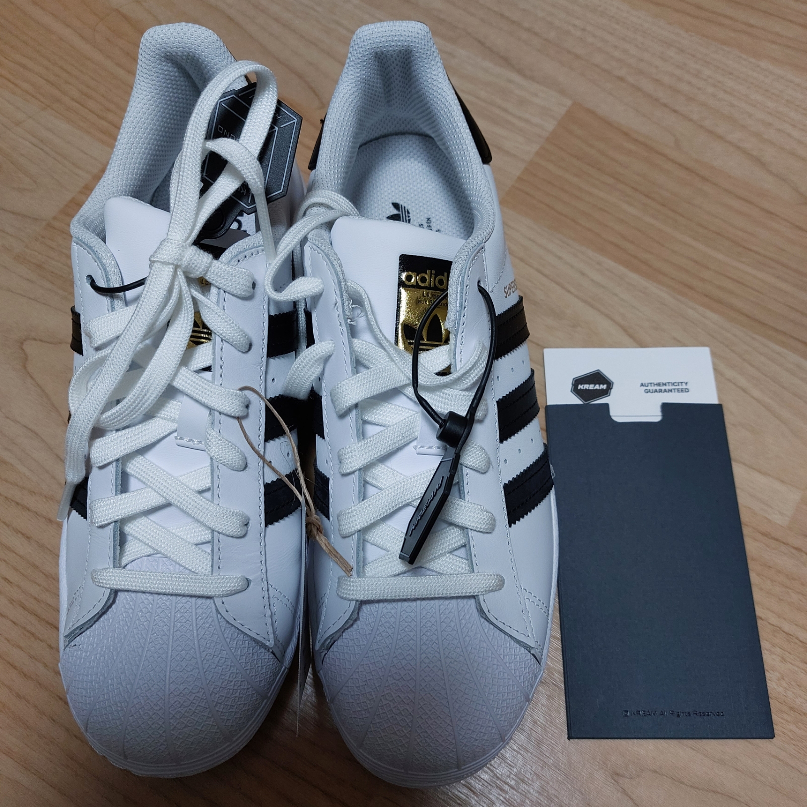 Adidas Superstar White Black 착용 스타일