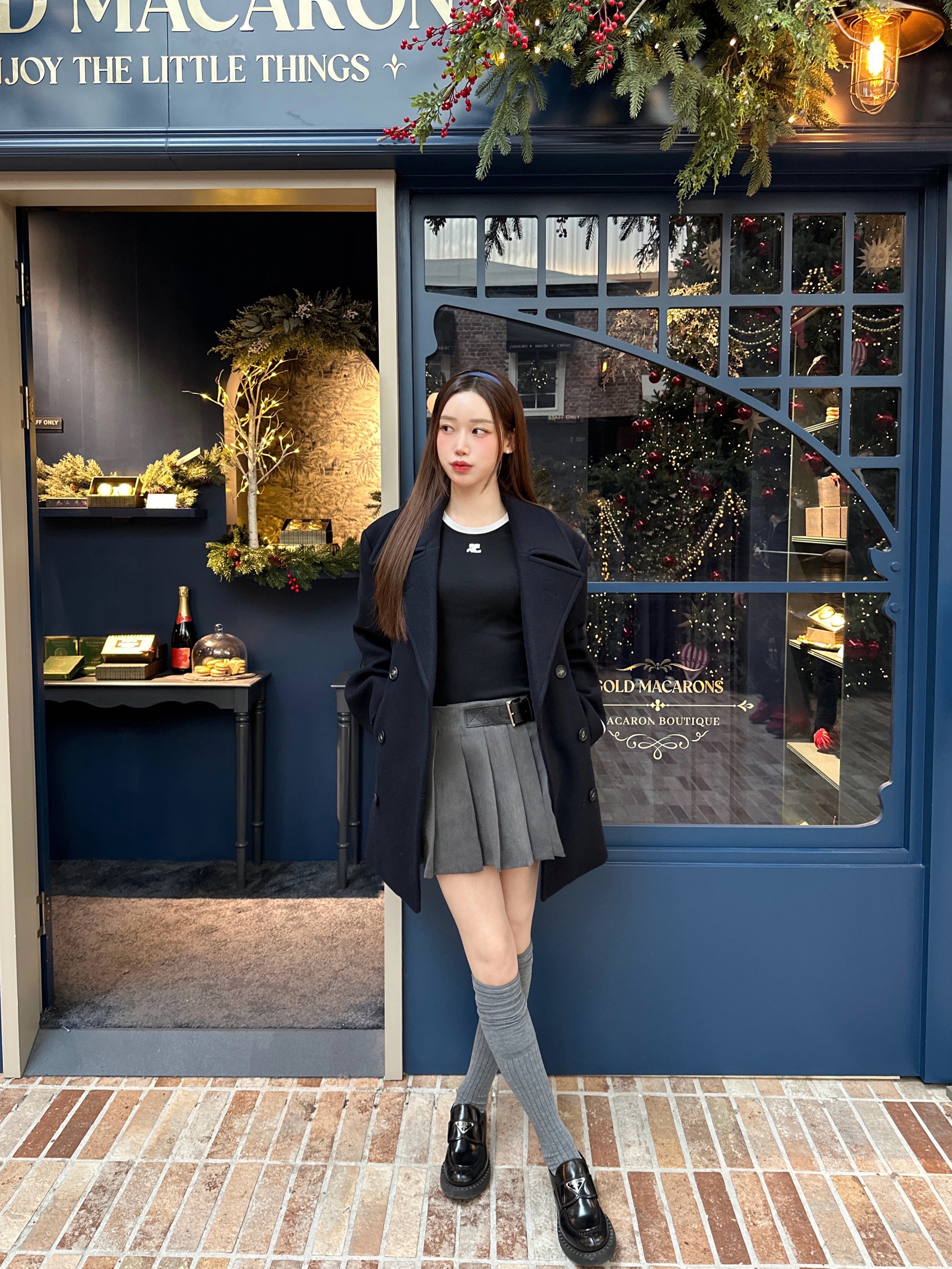 (W) Courreges Reedition Bumpy Contrast T-Shirt Black Heritage White, (W) Prada Chocolate Brushed Leather Loafers Black 착용 스타일 - 2