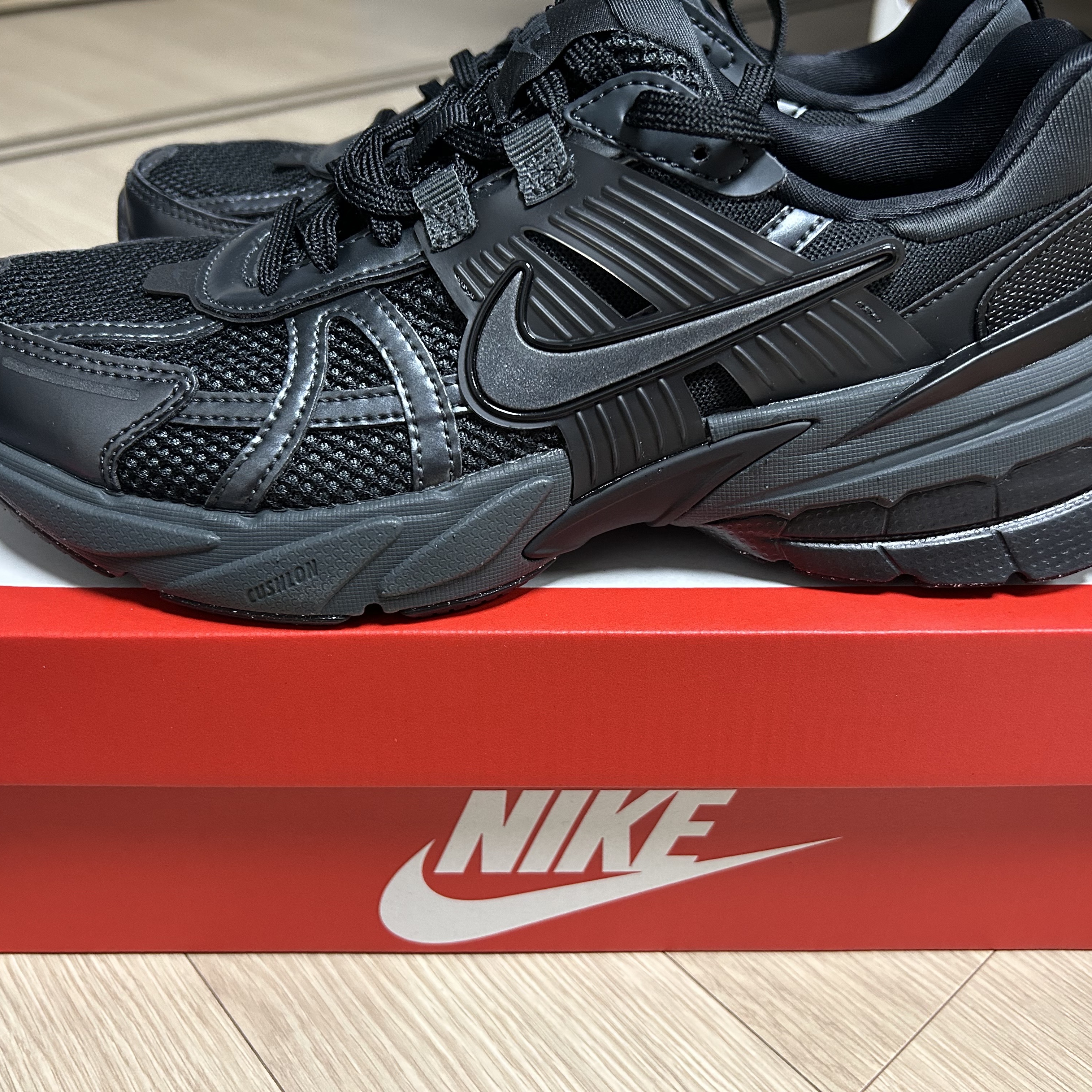 Nike V2K Run Black Anthracite 착용 스타일