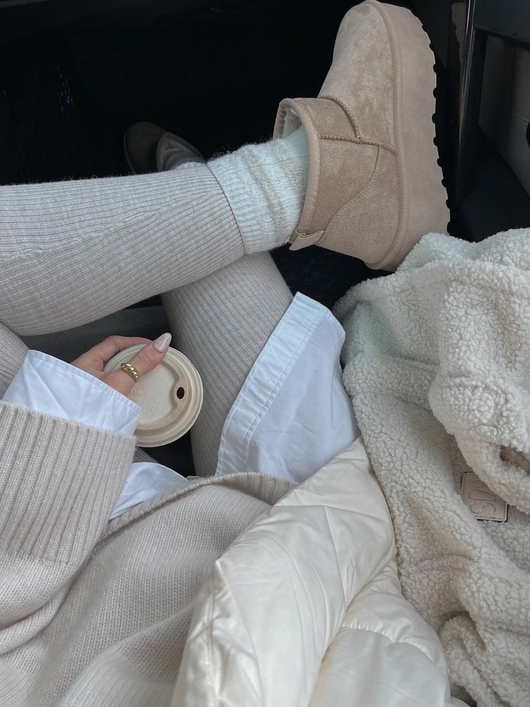 Acne Studios Oversized Light Wool Muffler Cream Beige, (W) Max Mara Hello Cashmere and Wool Robe Coat White 착용 스타일 - 3