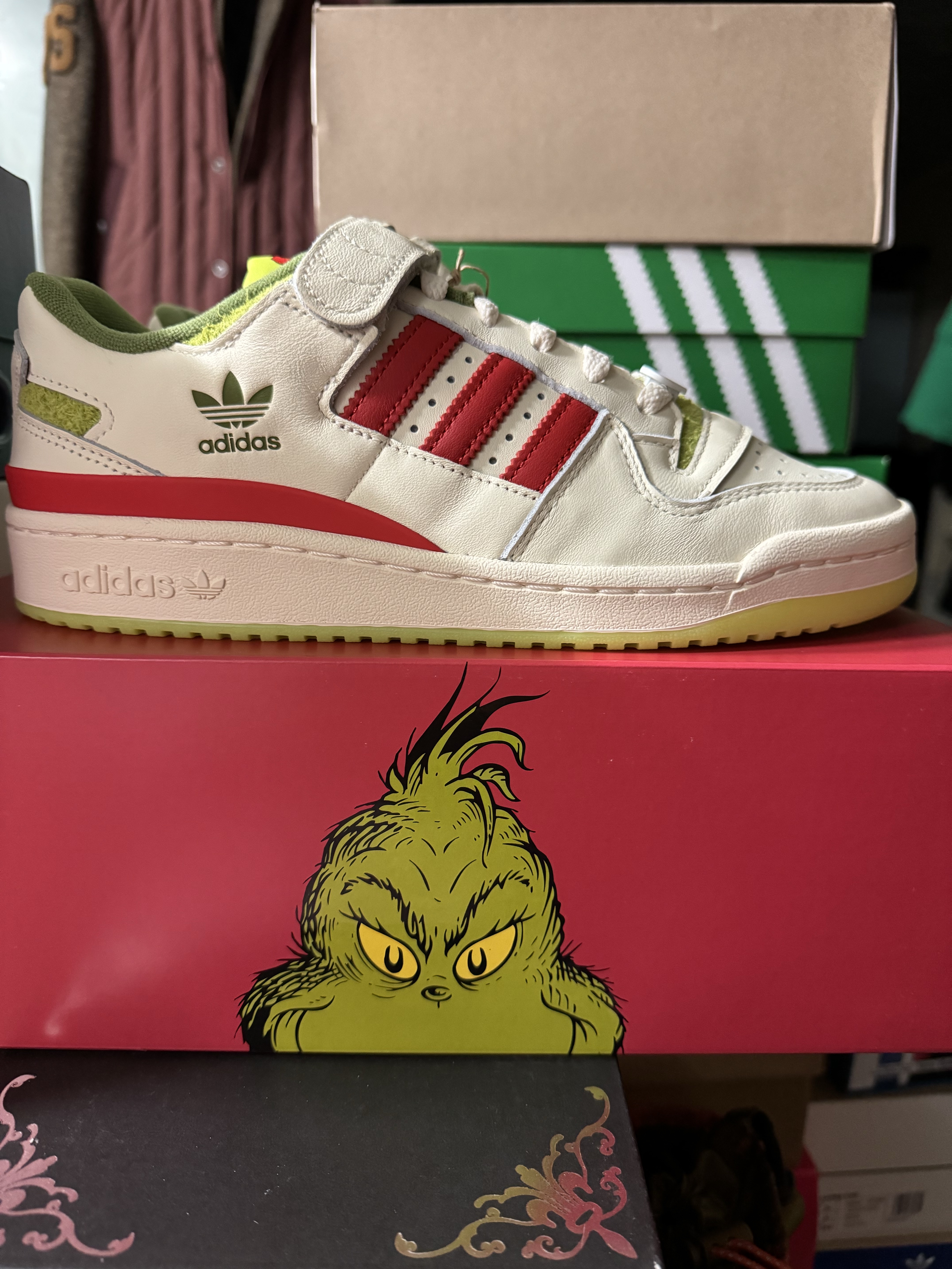 Adidas x Liam Gallagher Spezial LG II Cream White Collegiate Green, Adidas x The Grinch Forum Low Cream White Collegiate Red 착용 스타일 - 8