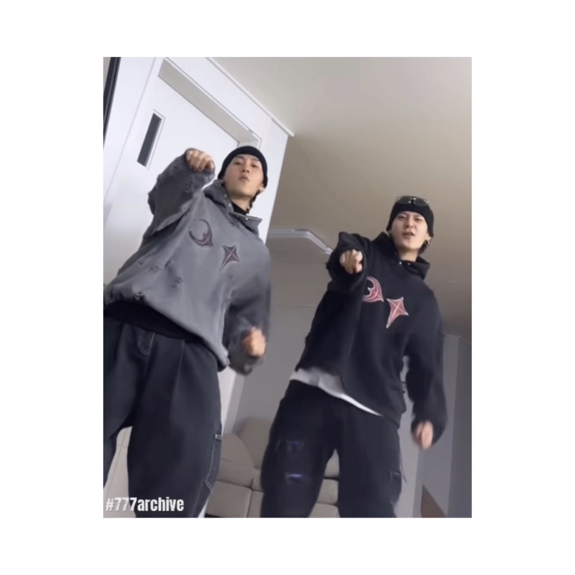 Thug Club Rock Hoodie Gray, Thug Club Rock Hoodie Black 착용 스타일 - 2