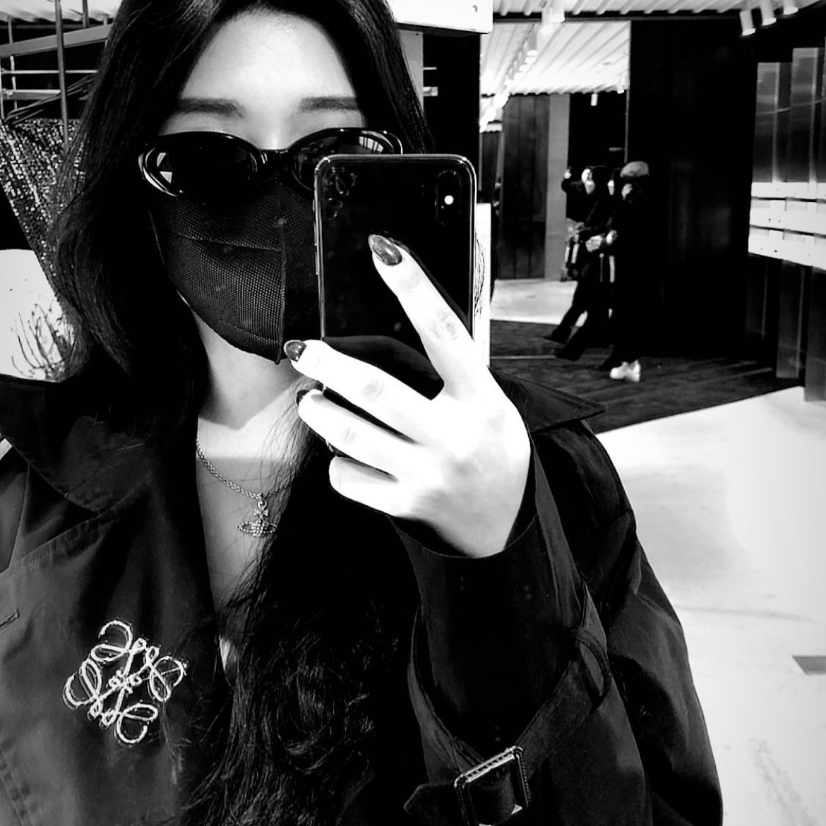 Loewe Anagram Brooch Metal Palladium 착용 스타일