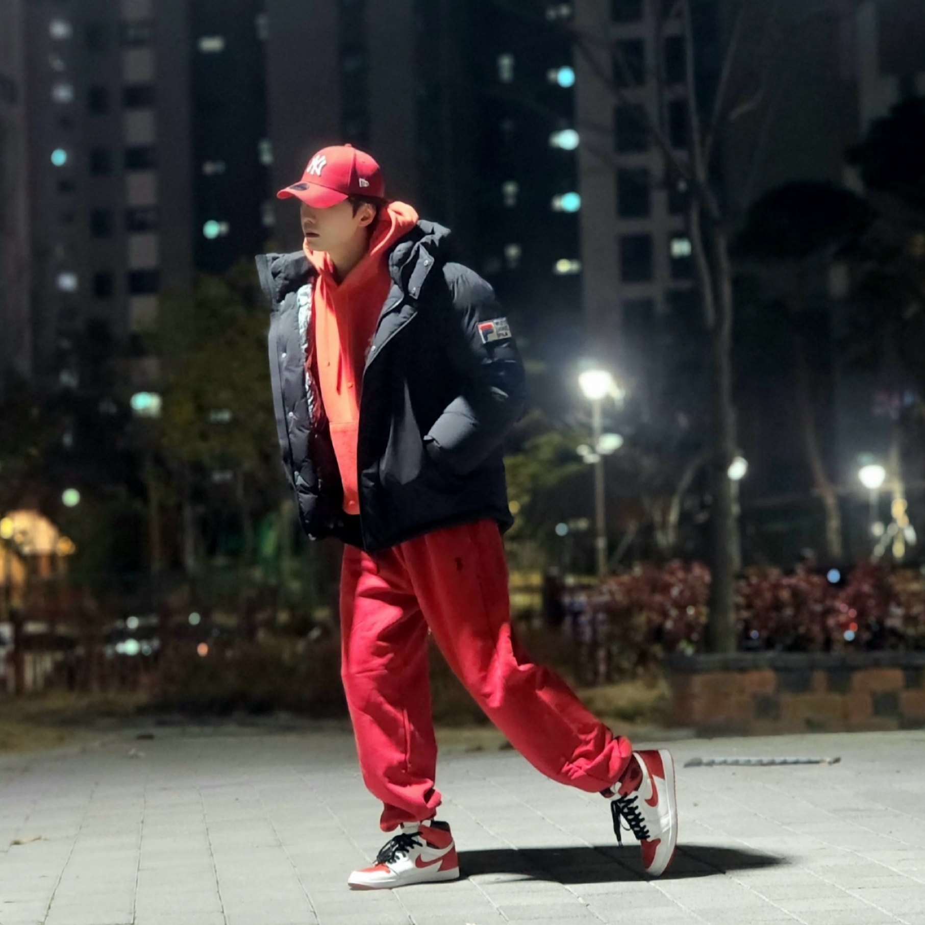 Stussy Beach Roots Hoodie Red, (GS) Jordan 1 Retro High OG Heritage 착용 스타일 - 4