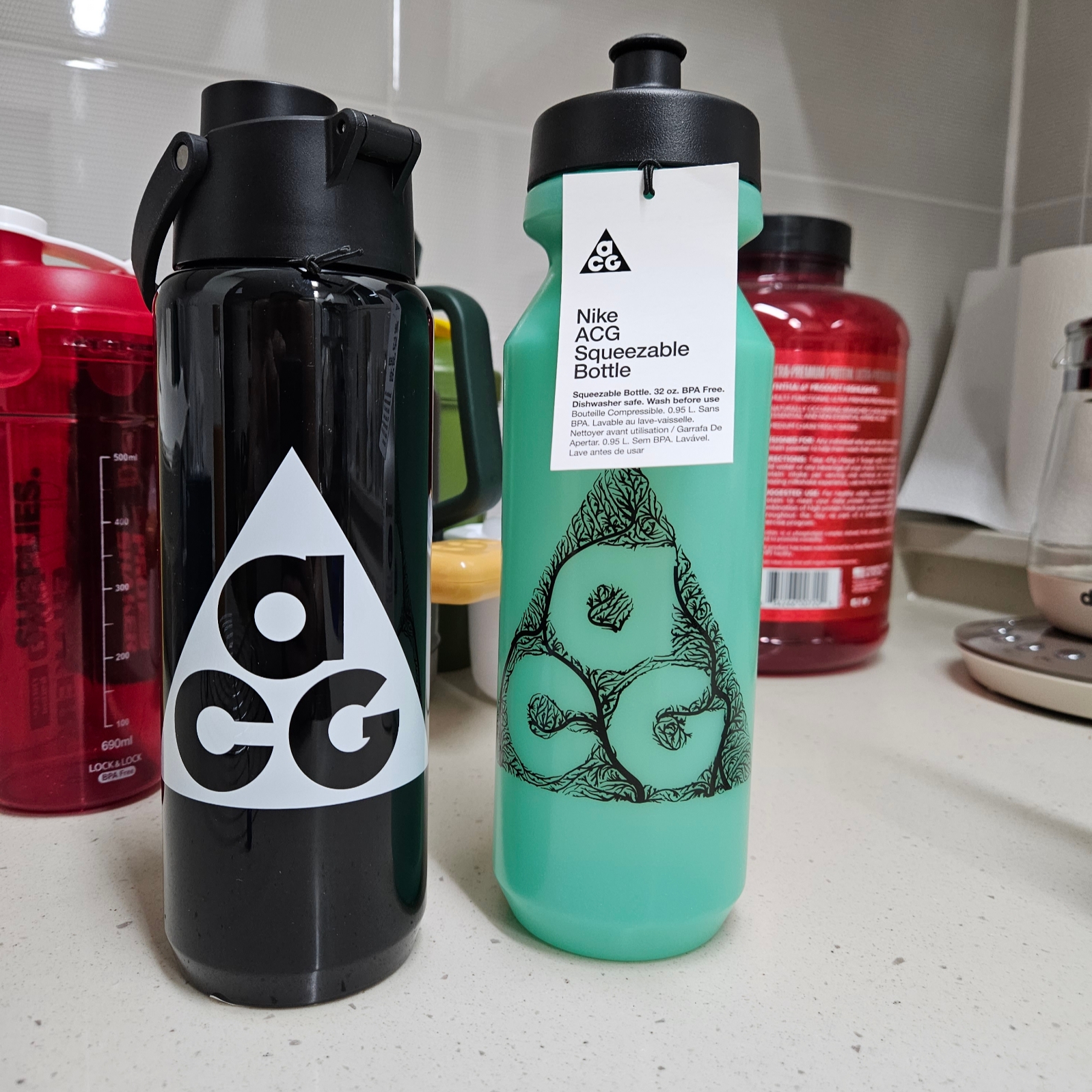 Nike ACG Tritan Renew Recharge Chug Bottle 710ml Black 착용 스타일