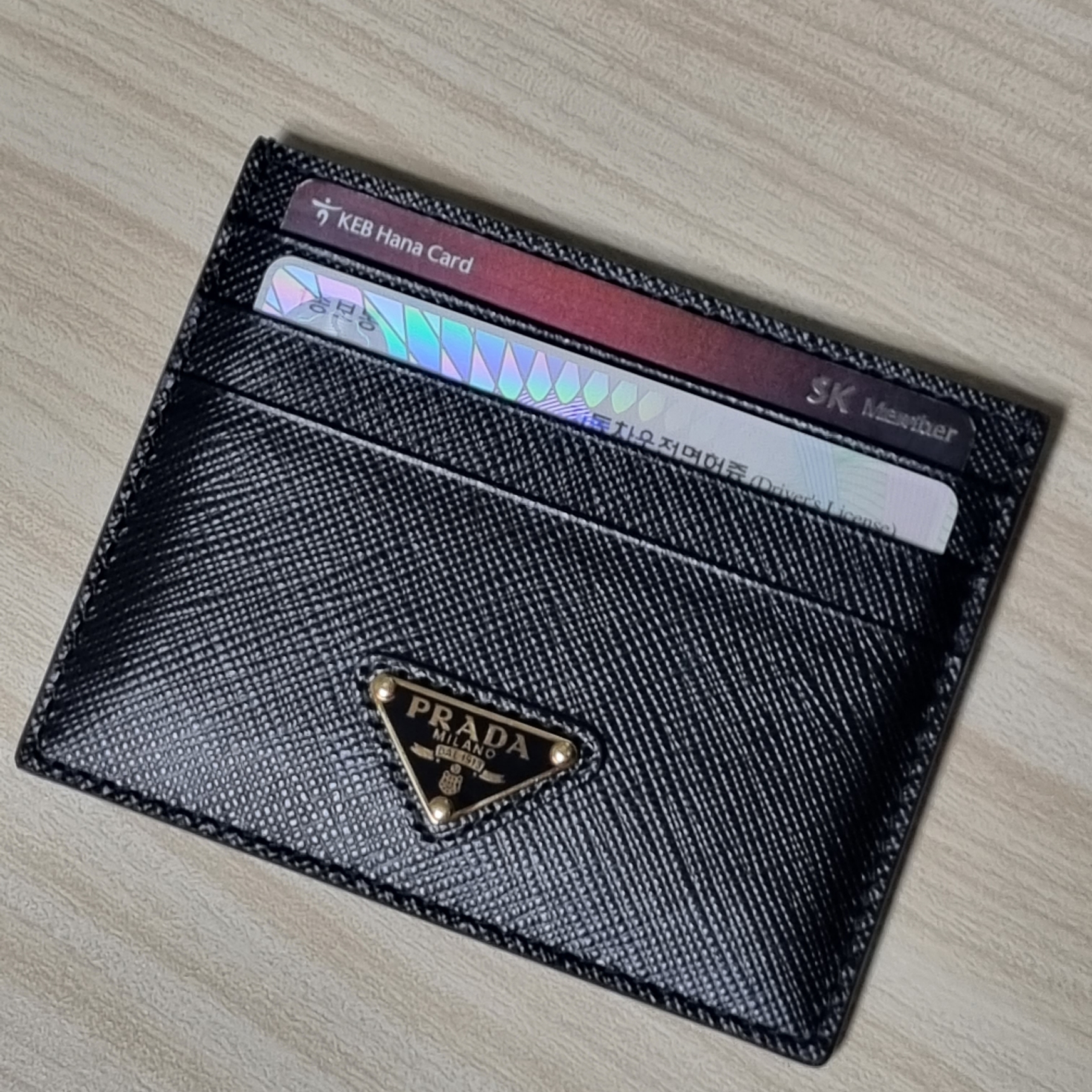 Prada Saffiano Leather Triangle Logo Card Holder Black Gold 착용 스타일