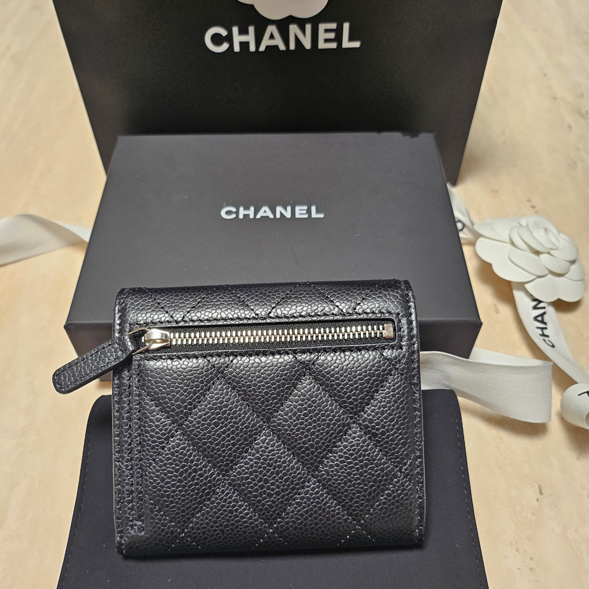 Chanel Small Classic Flap Wallet Grained Calfskin & Silver Black 착용 스타일 - 2