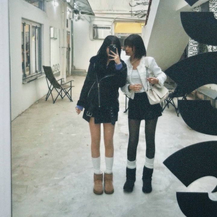 (W) UGG Classic Mini II Boots Chestnut, (W) UGG Classic Short II Boots Black 착용 스타일