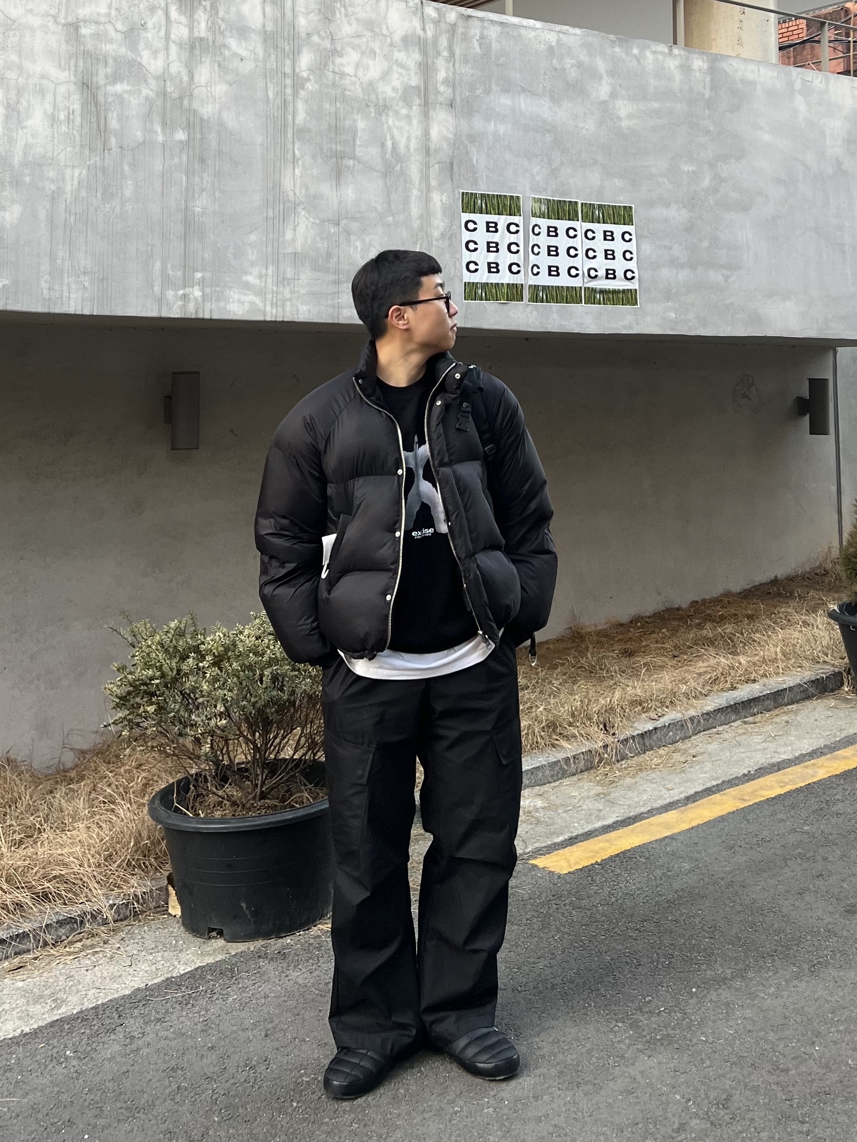The North Face Thermoball Traction Mule V Black 착용 스타일