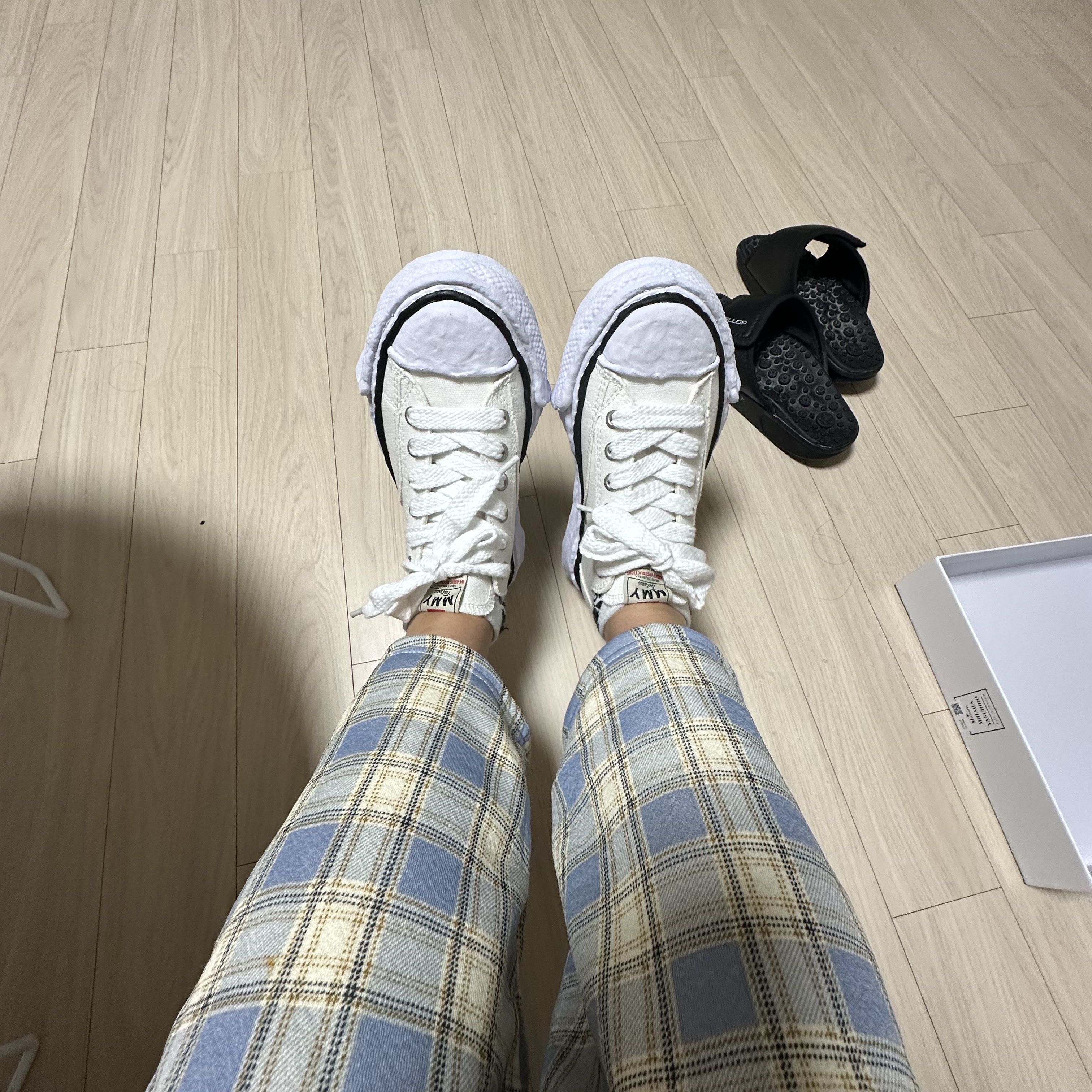 Maison Mihara Yasuhiro Peterson23 OG Sole Canvas Low-top Sneakers White 착용 스타일 - 4