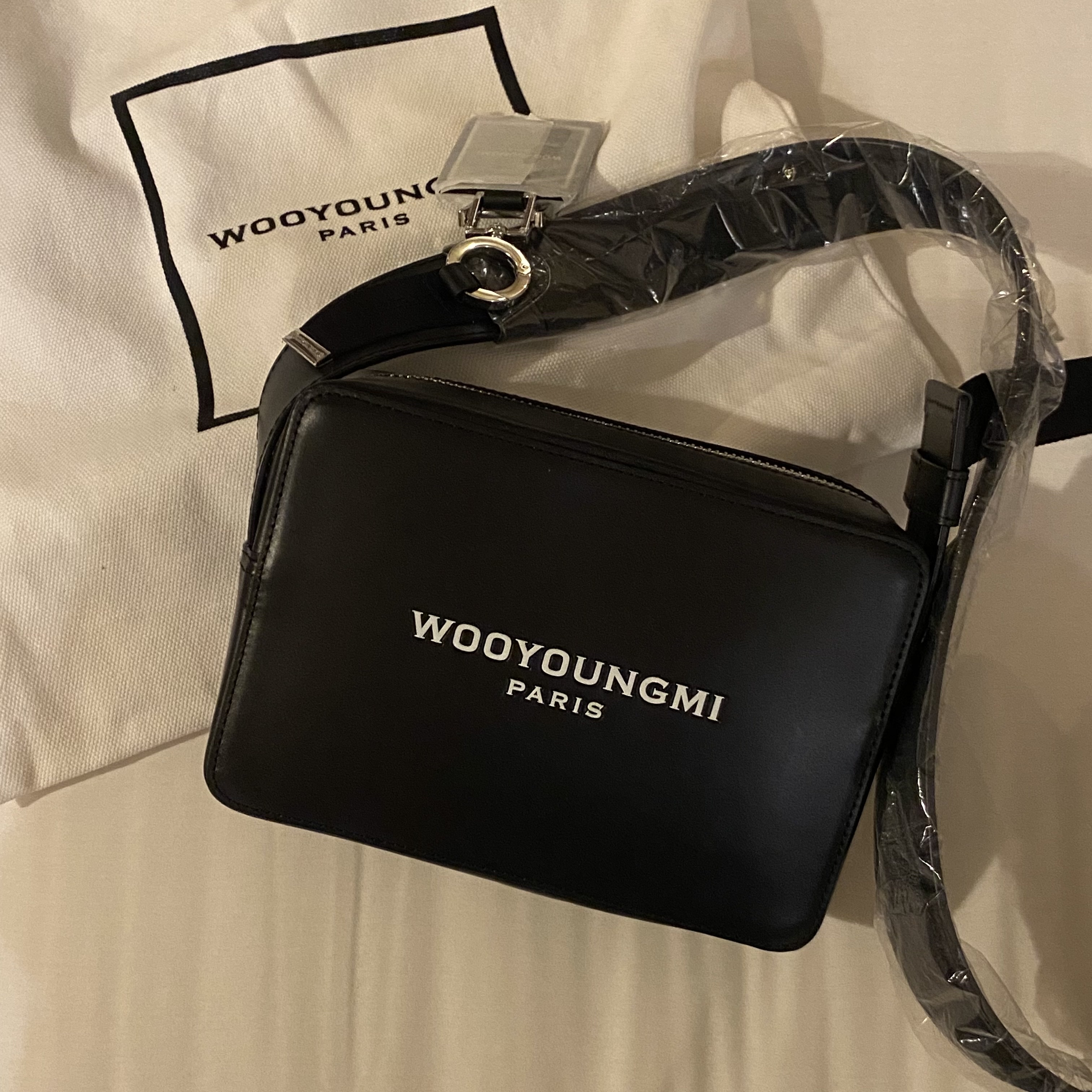 Wooyoungmi Square Mini Bag Black 착용 스타일 - 1