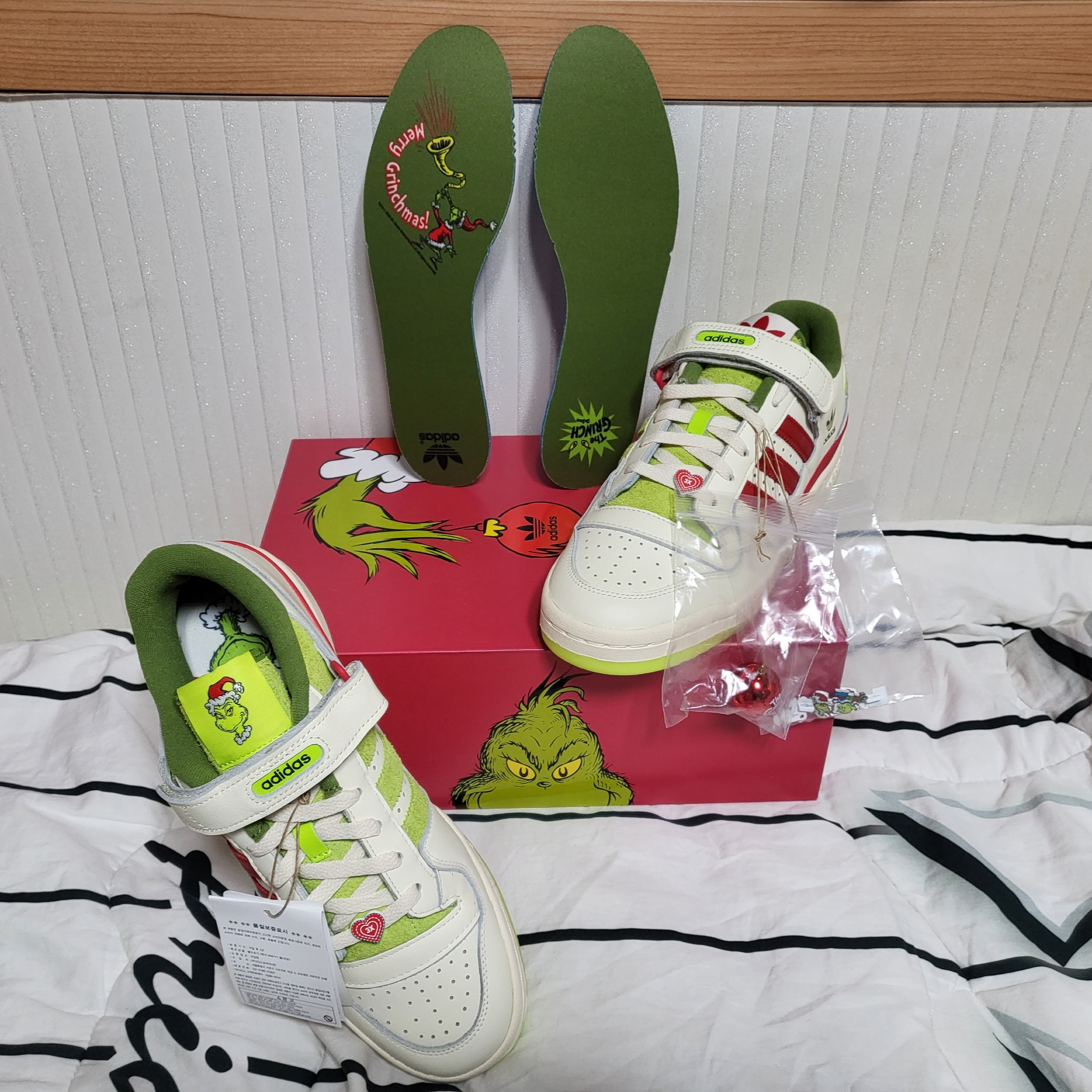 Adidas x The Grinch Forum Low Cream White Collegiate Red 착용 스타일
