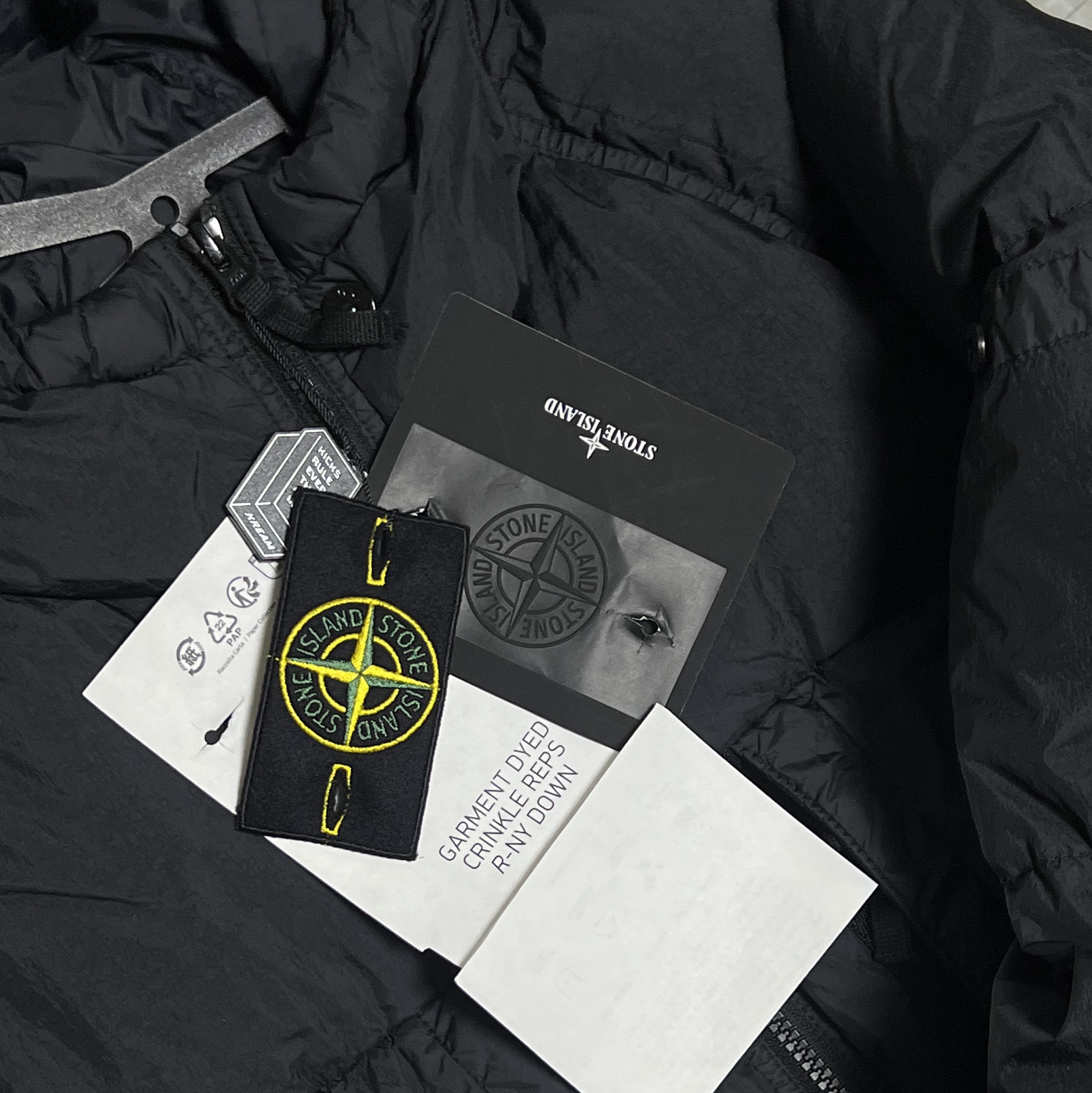 Stone Island 40723 Garment Dyed Crinkle Reps Recycled Nylon Hooded Down Jacket Black - 23FW 착용 스타일