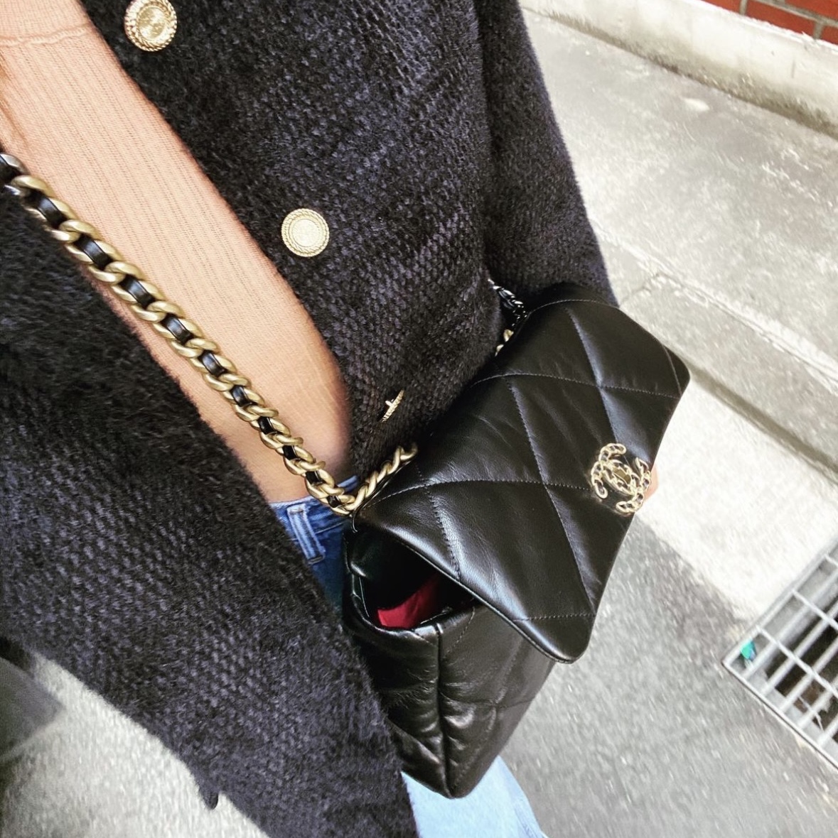 Chanel Large 19 Handbag Lambskin & Gold Black 착용 스타일