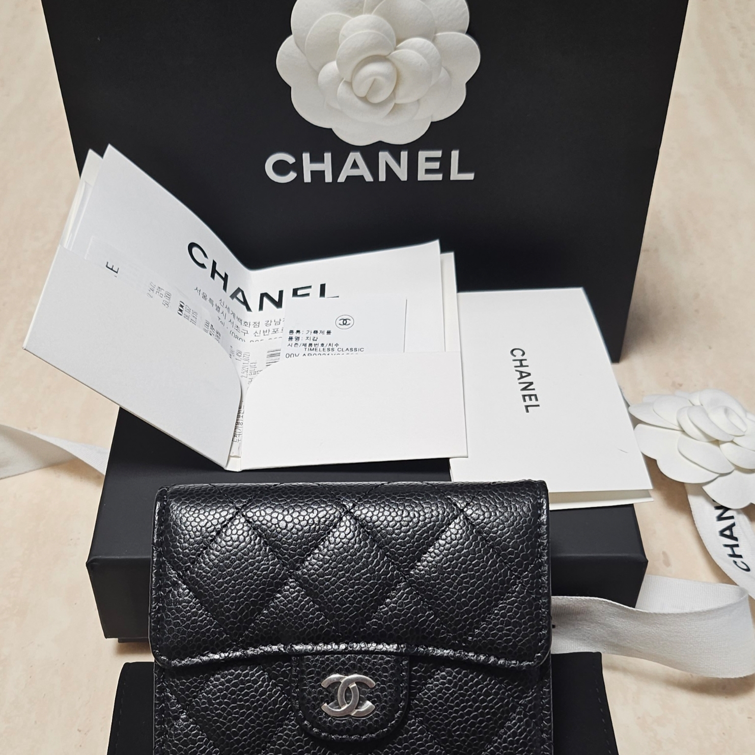 Chanel Small Classic Flap Wallet Grained Calfskin & Silver Black 착용 스타일 - 5