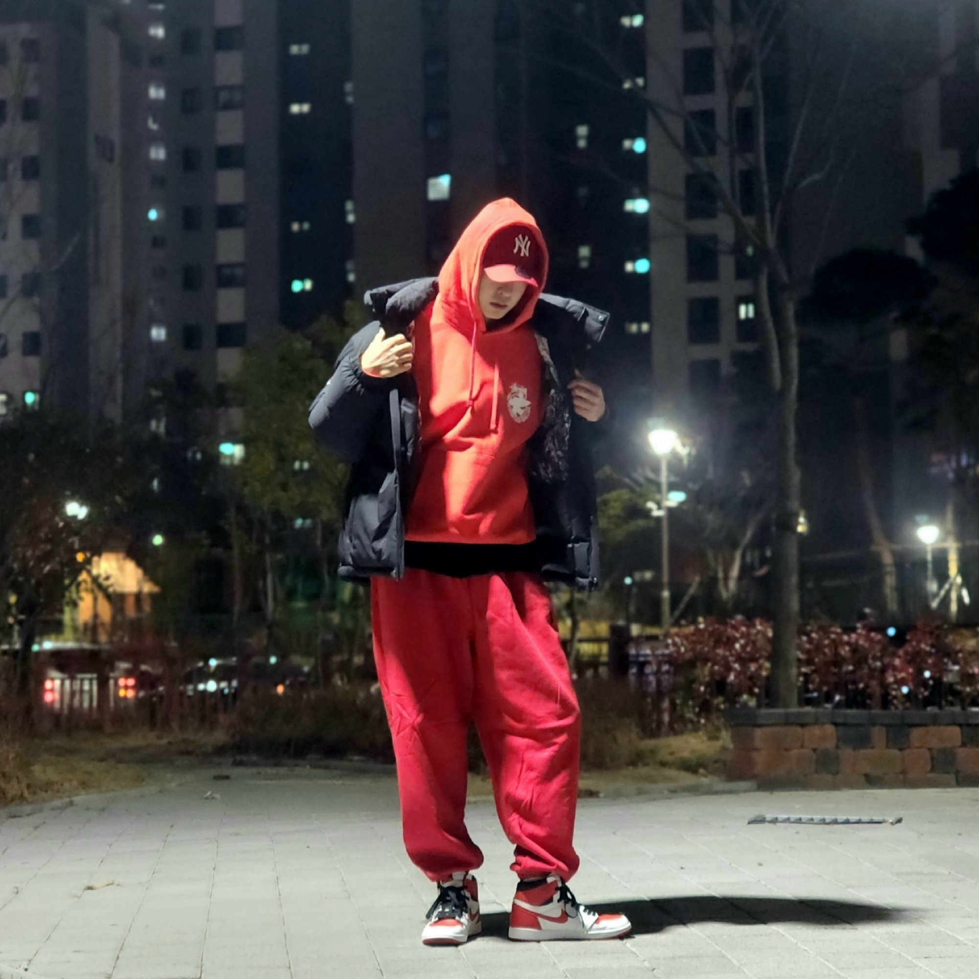 Stussy Beach Roots Hoodie Red, (GS) Jordan 1 Retro High OG Heritage 착용 스타일 - 1
