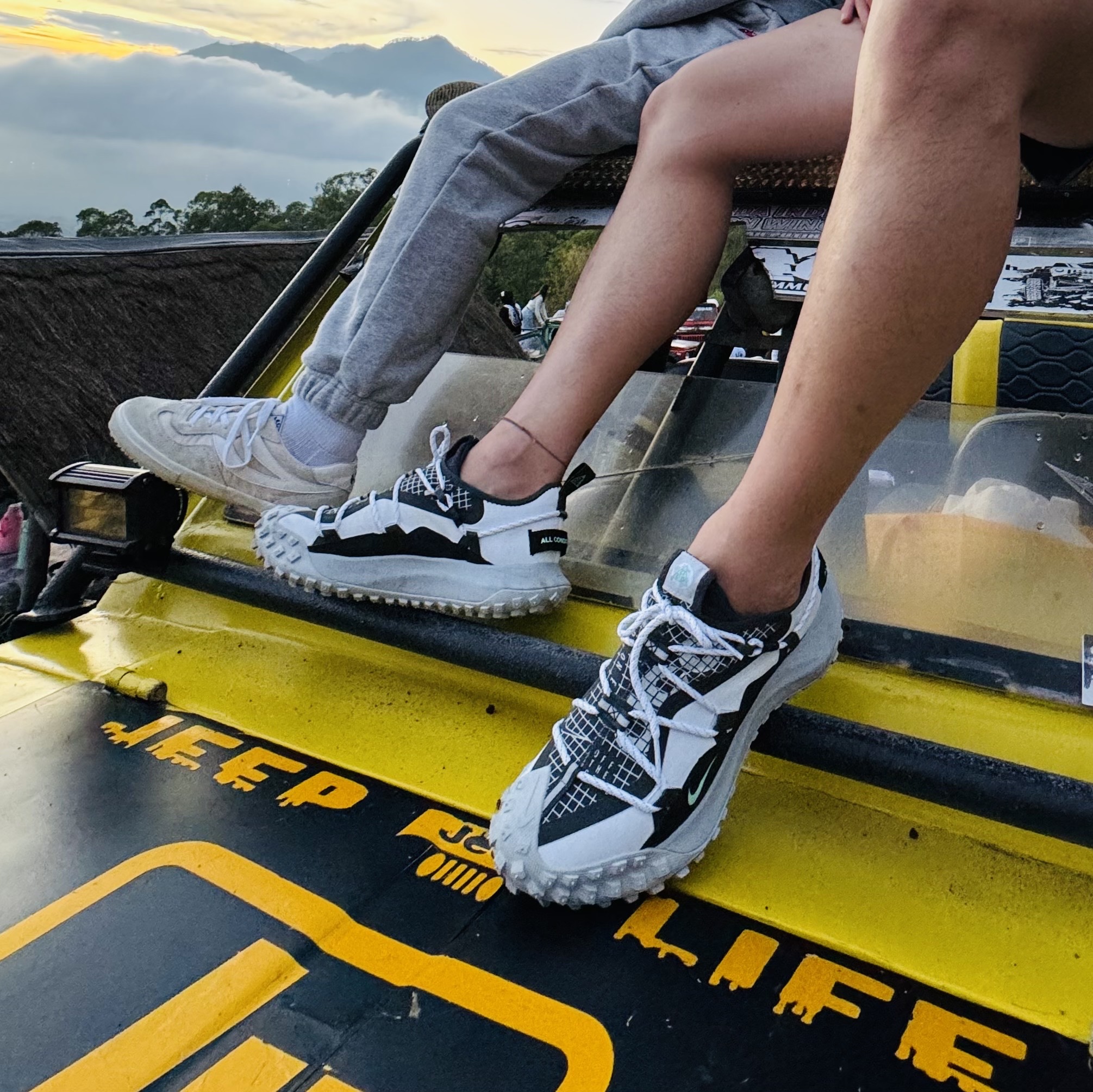 Nike ACG Mountain Fly Low SE White and Black 착용 스타일 - 4
