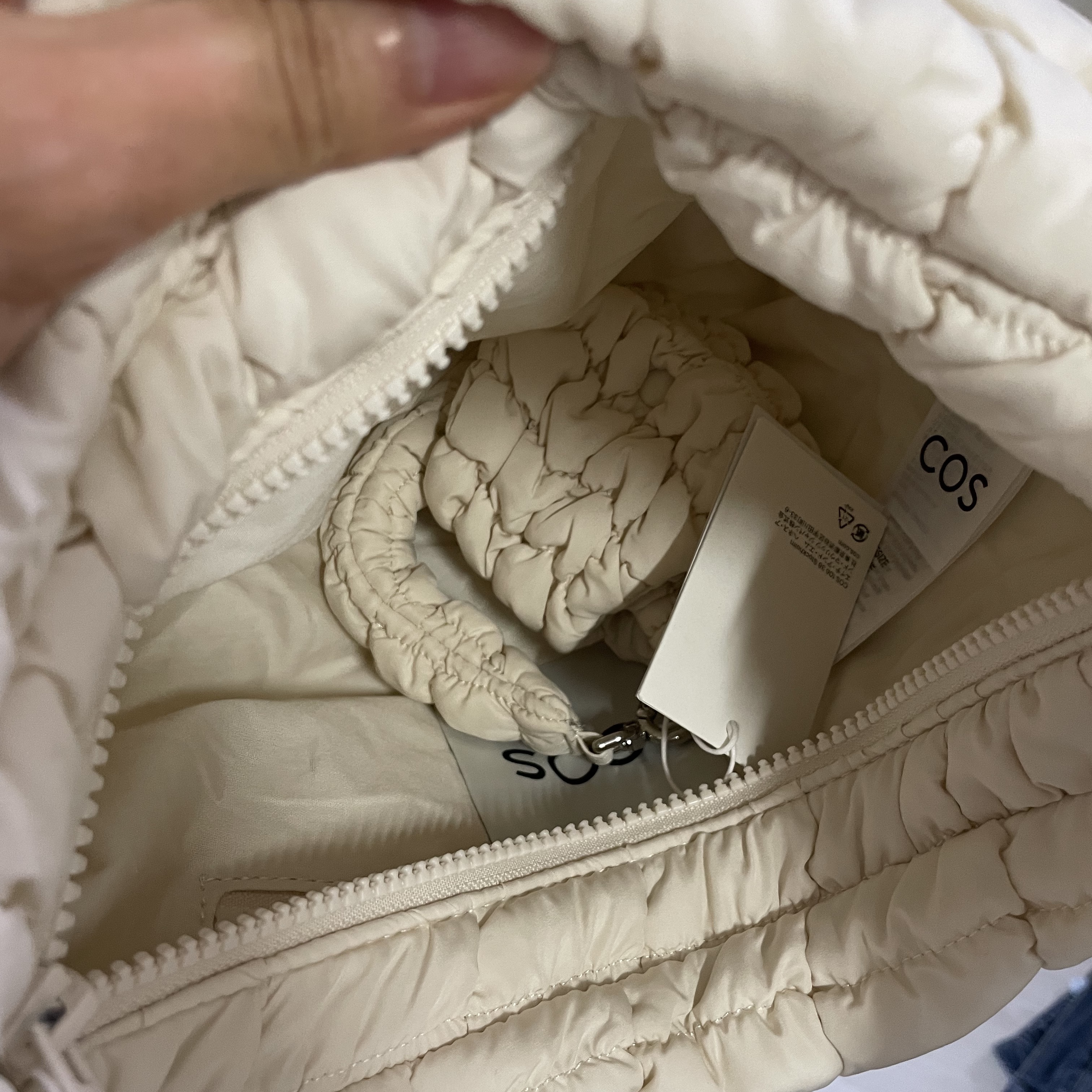 COS Quilted Nano Bag Beige, COS Quilted Messenger Bag Beige 착용 스타일