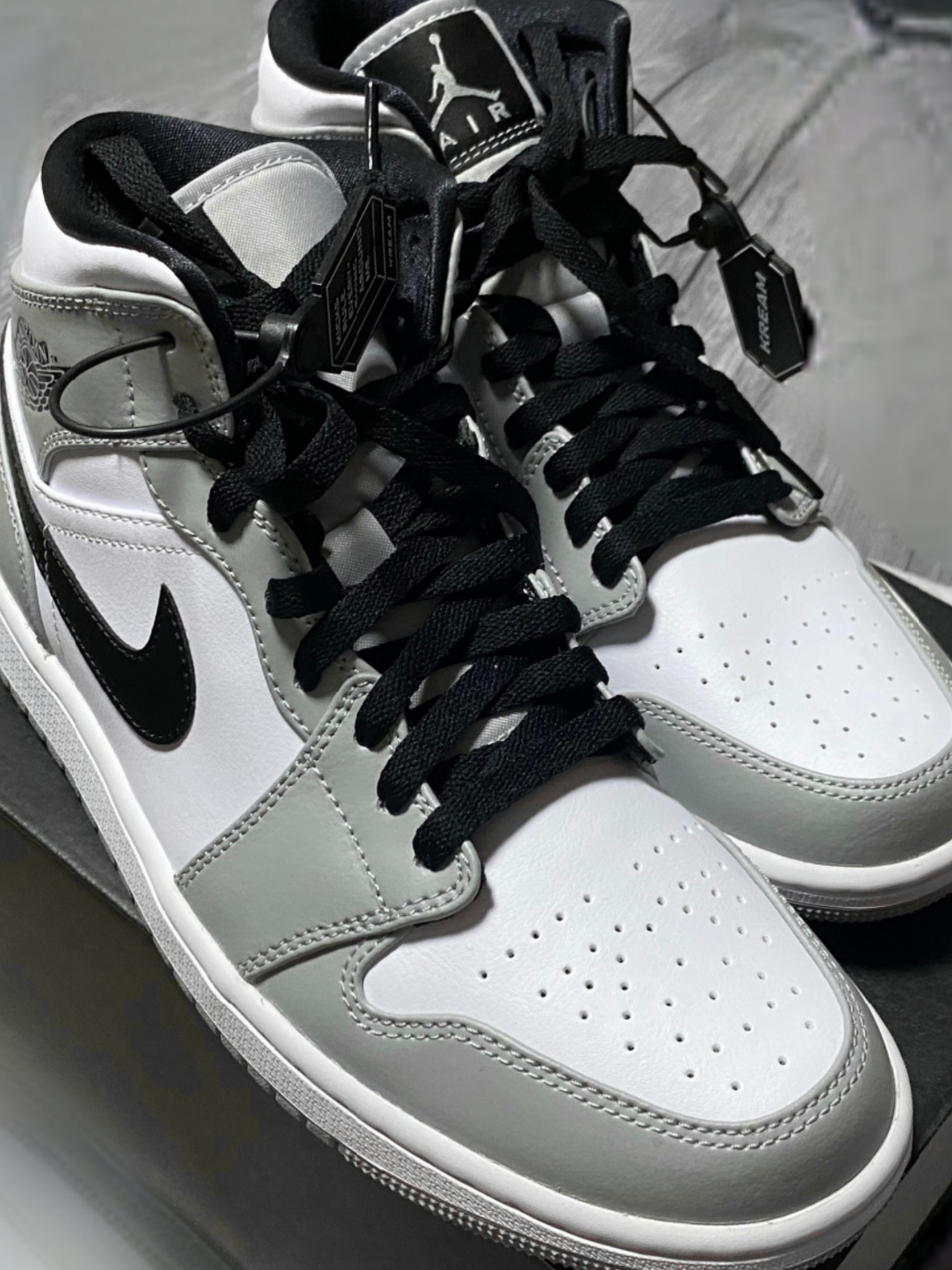 Jordan 1 Mid Light Smoke Grey 착용 스타일