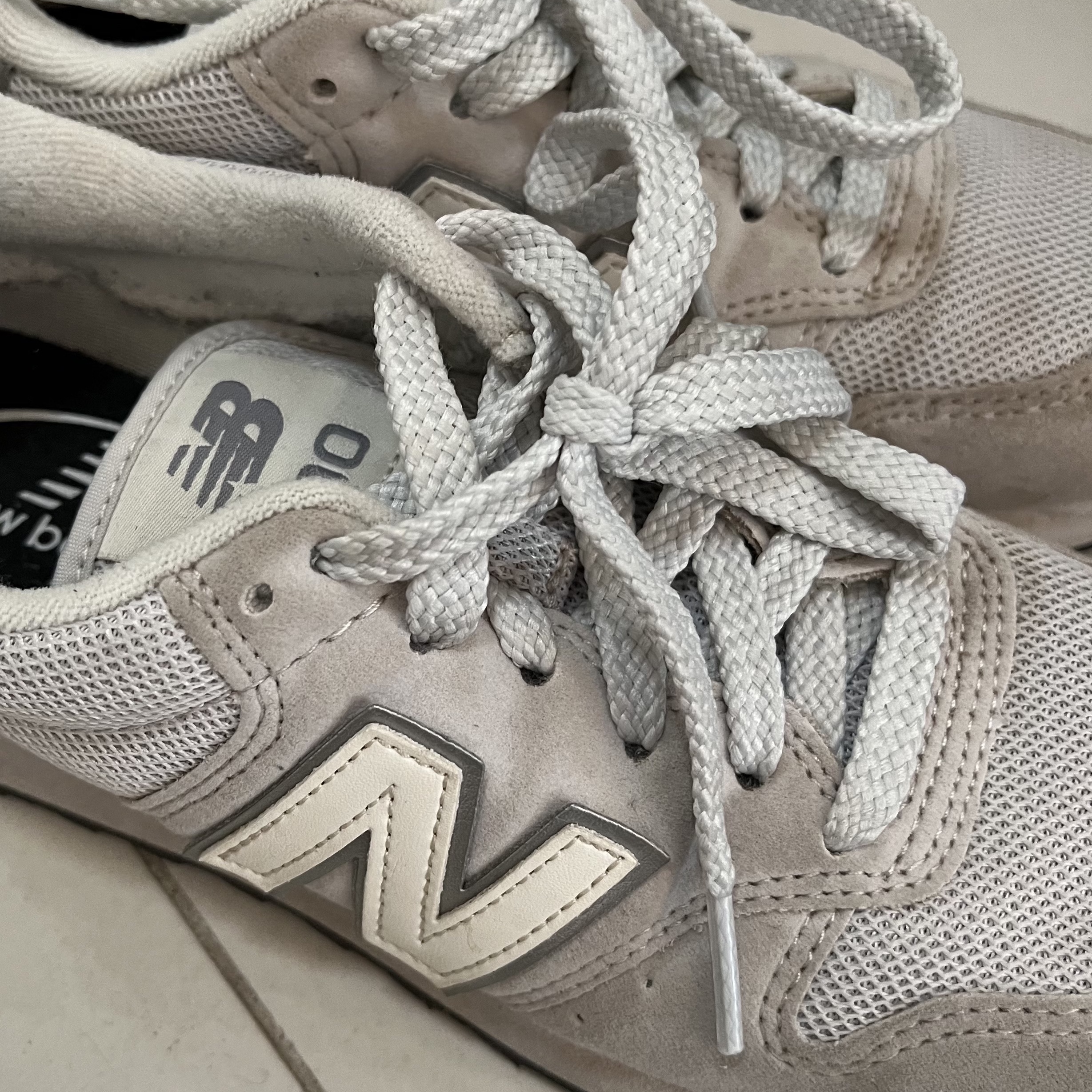 New Balance 574 White Grey 착용 스타일