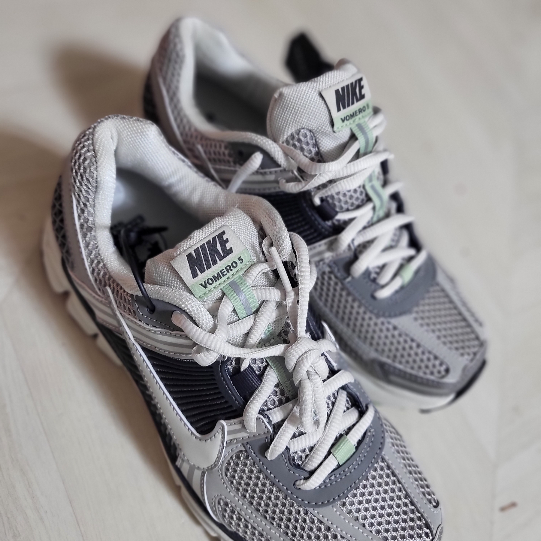 (W) Nike Zoom Vomero 5 Cobblestone and Flat Pewter 착용 스타일