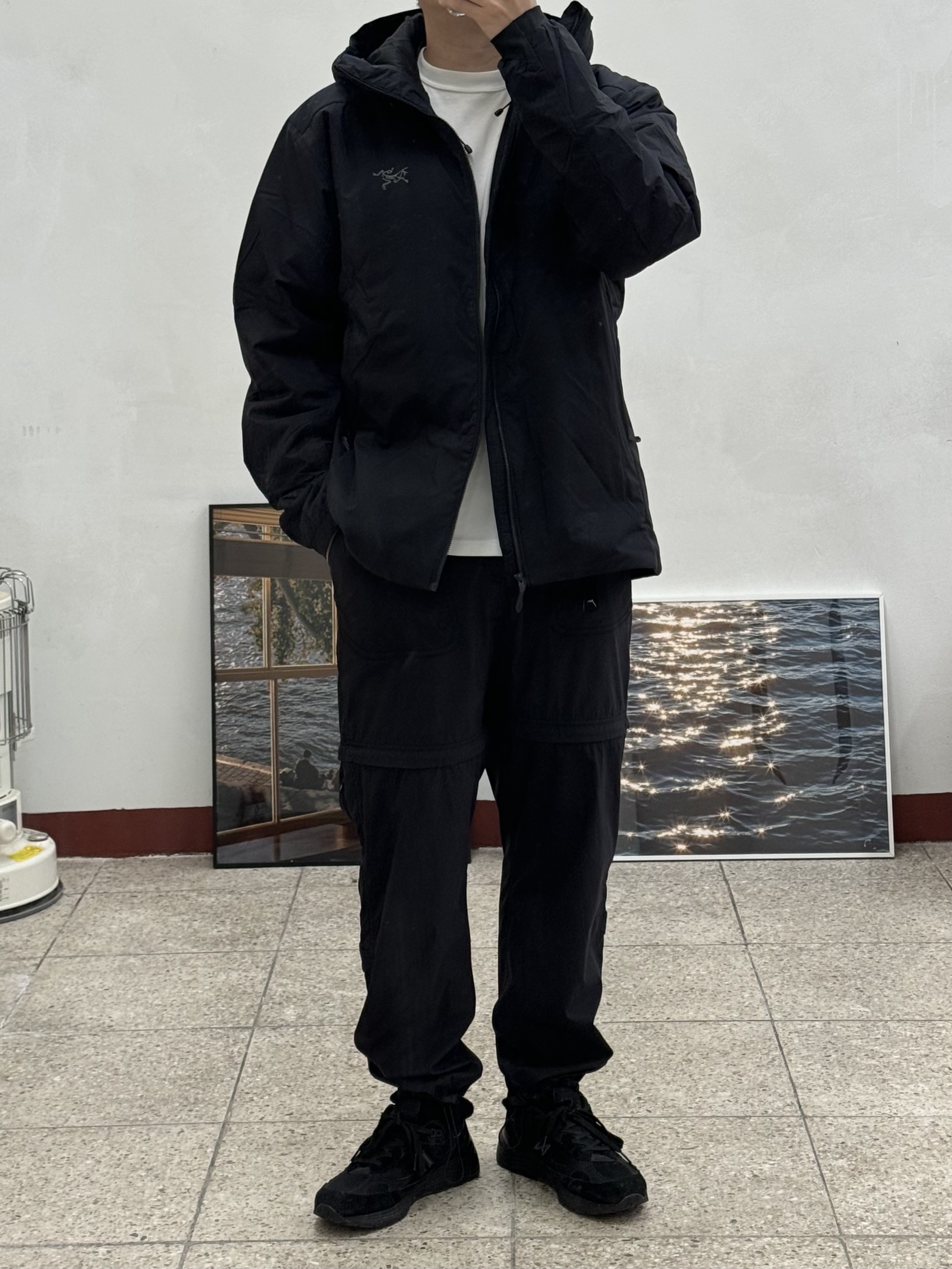 Arc'teryx Atom Heavyweight Hoody Black, New Balance 992 Made in USA Triple Black 착용 스타일 - 1