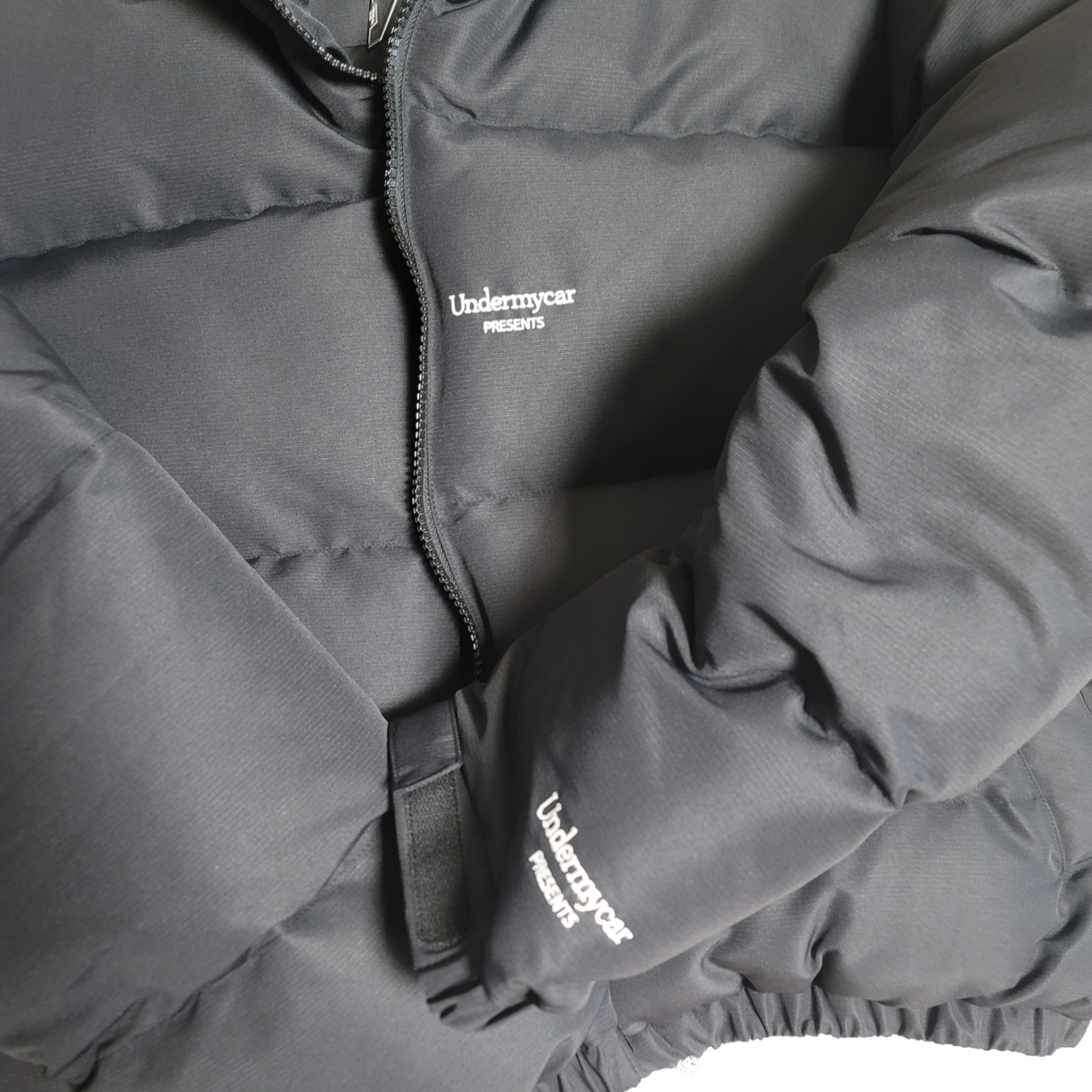 Undermycar Mu.15 Anti Fxxking Logo Play Triple Logo Crop Padding Jacket Black 착용 스타일